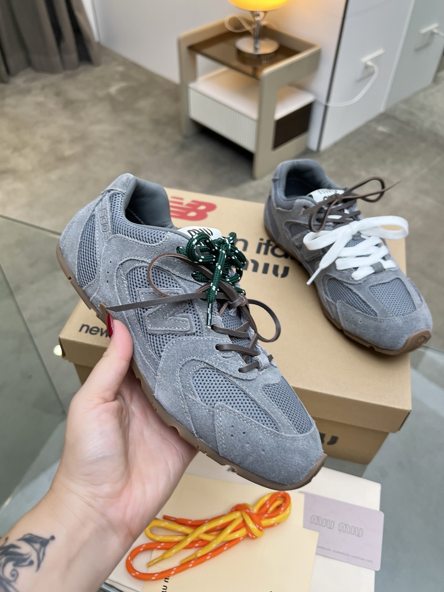 ￼ MIU MIU繆⁠繆‬ x New Balance NB530休閒‬運動鞋，當‬之無愧年度鞋‬王，Miu Miu x從New Balance 典⁠經‬！NB530運動‬鞋中汲取靈感，推出‬了‬自己的代迭‬版本530SL。該‬運動鞋採⁠用