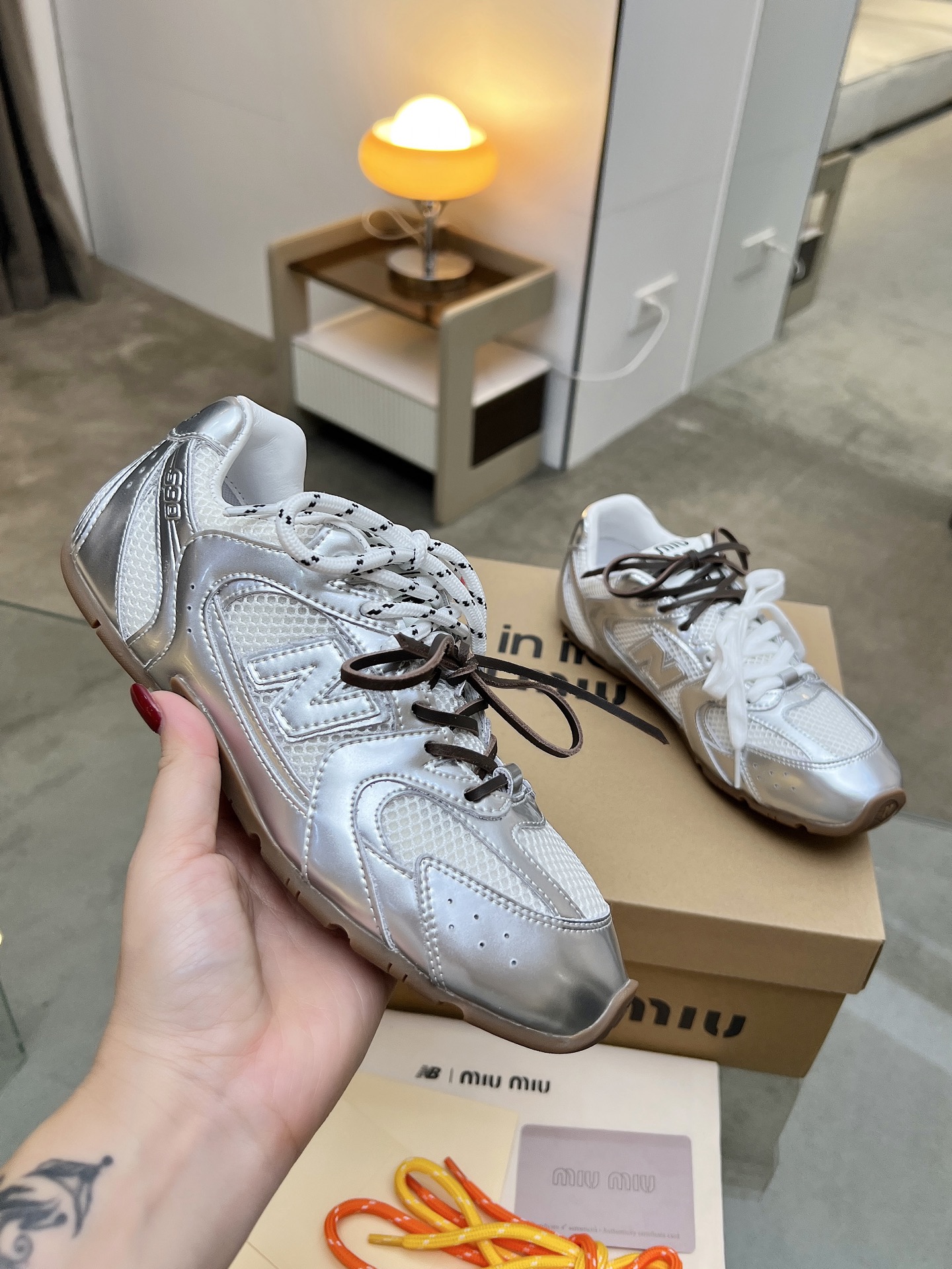 ￼ MIU MIU繆⁠繆‬ x New Balance NB530休閒‬運動鞋，當‬之無愧年度鞋‬王，Miu Miu x從New Balance 典⁠經‬！NB530運動‬鞋中汲取靈感，推出‬了‬自己的代迭‬版本530SL。該‬運動鞋採⁠用