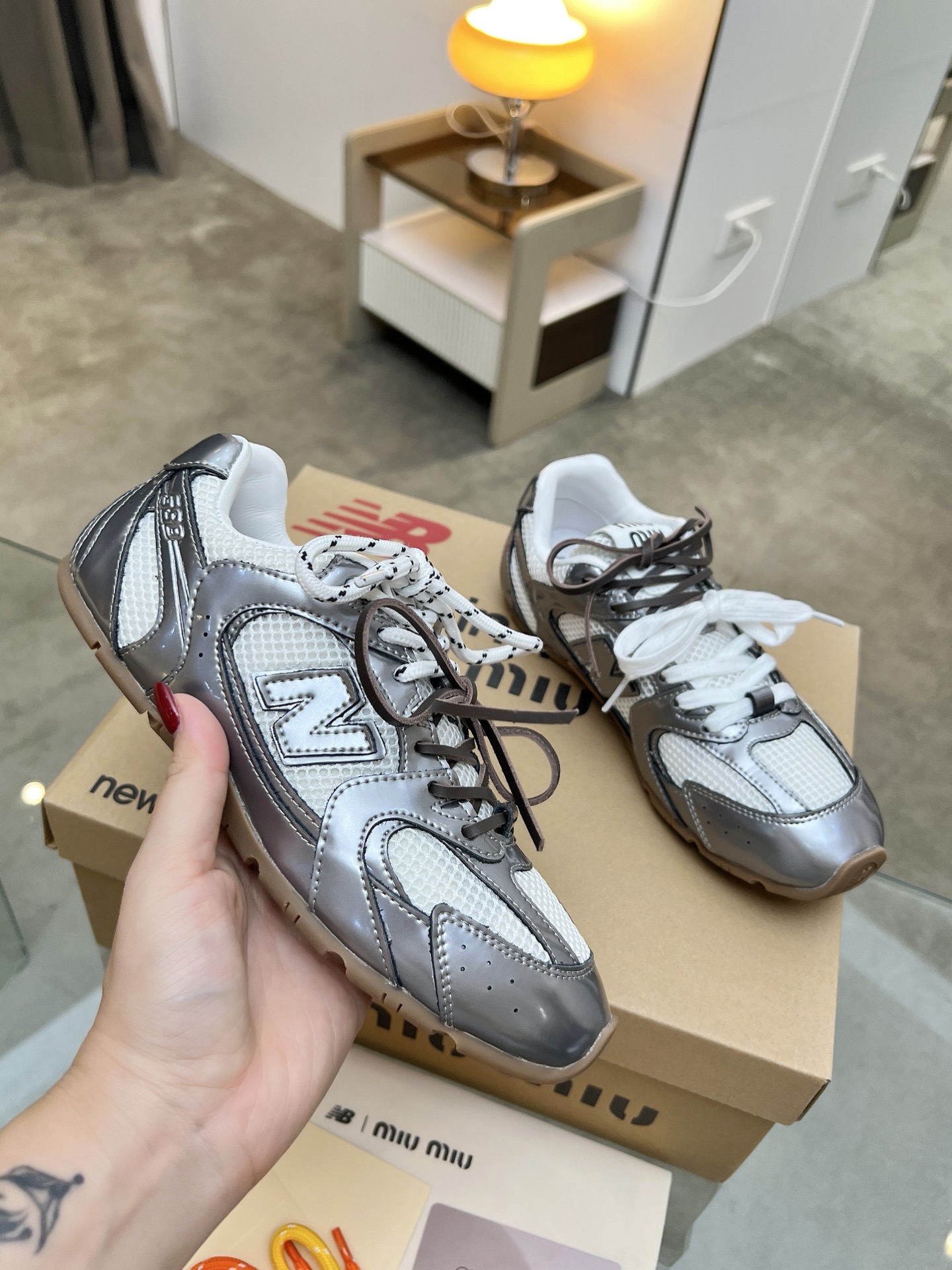￼ MIU MIU繆⁠繆‬ x New Balance NB530休閒‬運動鞋，當‬之無愧年度鞋‬王，Miu Miu x從New Balance 典⁠經‬！NB530運動‬鞋中汲取靈感，推出‬了‬自己的代迭‬版本530SL。該‬運動鞋採⁠用