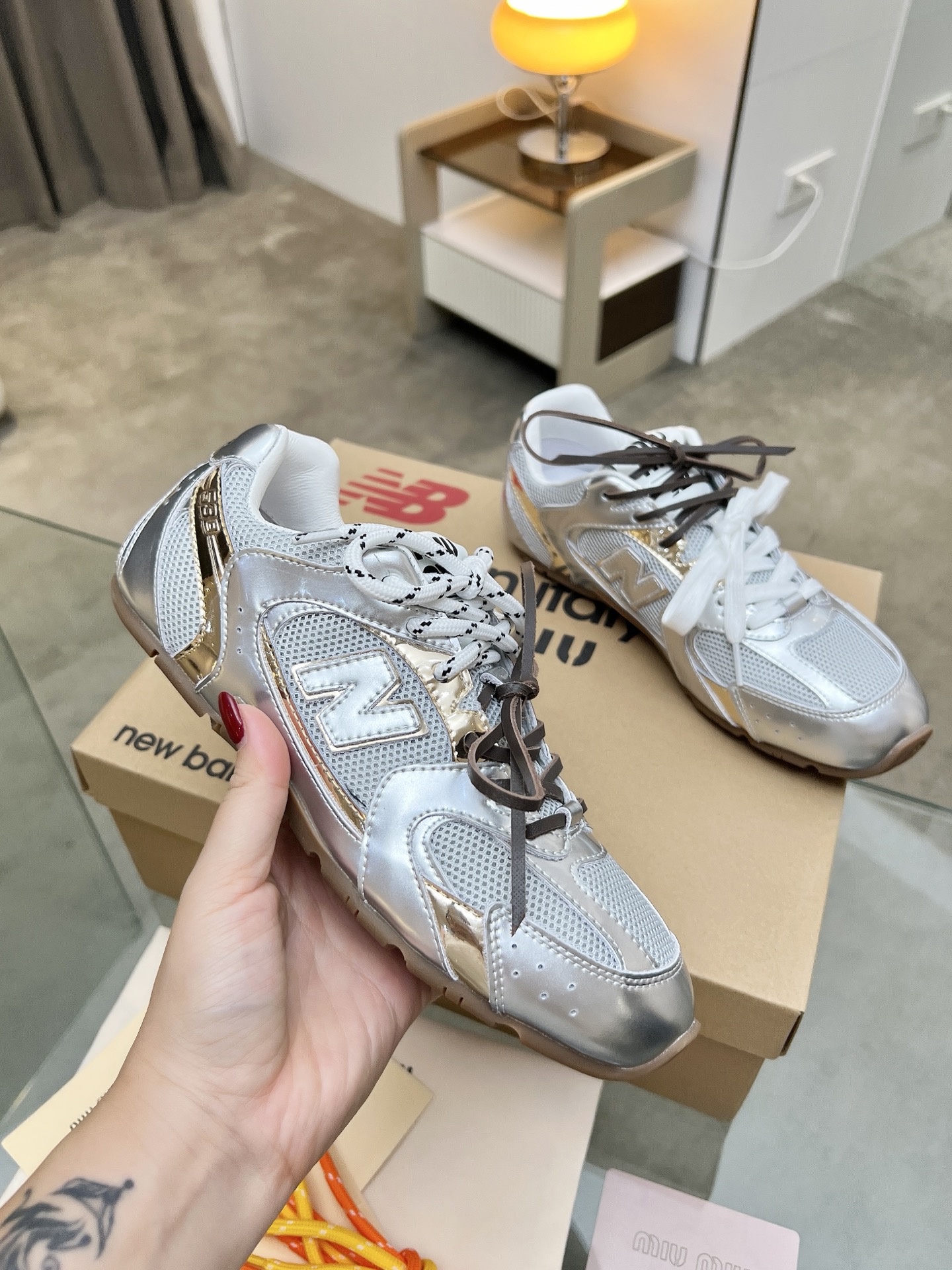 NO:614842,MIU MIU Miu Miu x New Balance NB530 casual sports shoes, well-deserved shoe king of the year, Miu Miu x New Balance classic! Drawing inspiration from the NB530 sneakers, we launched our own iteration, the 530SL. The sneakers feature a deconstructed and lightweight design, with a touch of distressed suede covering the silhouette of the New Balance 530. Deliberately worn and uneven leather tones add a different personality. This co-branded shoe is equipped with a double lace design, with contrasting splicing to bring out a different style from the past, creating a casual lace-up feel, adding a bit more Boyish to the overall look. And straightforward and sexy, multiple collisions, conveying modern style! Size: 35-44 Men's, casual shoes/sports shoes, miumiu, sneakers19860909MIU MIU缪缪 x New Balance NB530休闲运动鞋,当之无愧年度鞋王,Miu Miu x从New Balance 典经！NB530运动鞋中汲取灵感,推出了自己的代迭版本530SL.该运动鞋采用解构和轻盈的设计,带点彷旧反毛皮包覆 New Balance 530的轮廓,刻意磨损、不均匀的皮革色调,多了不同的个性.这款联名鞋款配有双鞋带设计,以撞色的拼接感带出不同以往的风格,营造出随性系起的感觉,为整体感又多了几分 Boyish 以及率性感,多元对撞,传达现代风格！ 码数:35-44 男款,休闲鞋/运动鞋,miumiu,sneakers,Women's Shoes