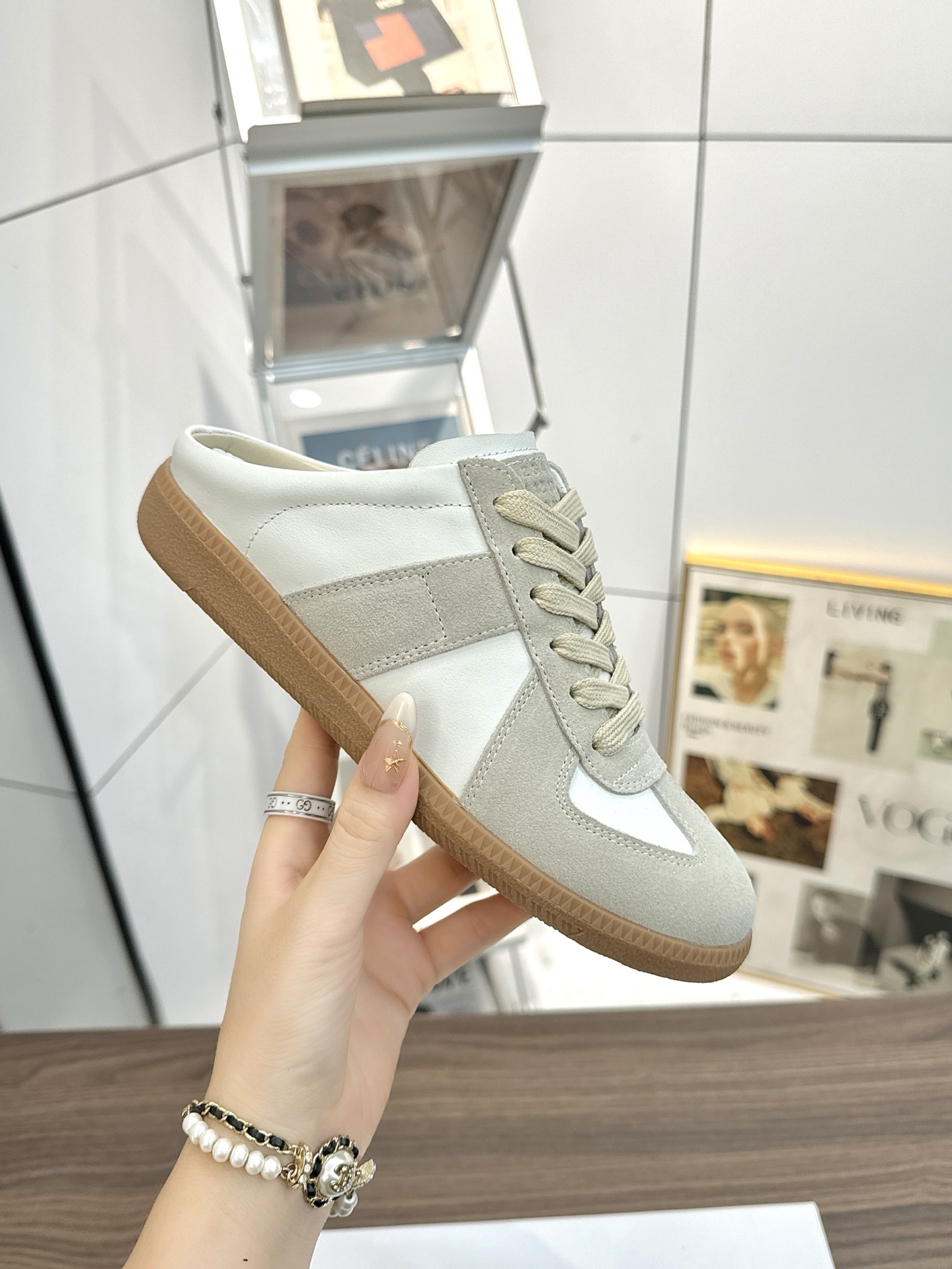 NO:869597,Half drag─MaisonMargiela  MM6 Dexun casual shoes are a genius designer brand. An affordable luxury brand, they are versatile and comfortable. This German training shoe continues the classic T-shaped leather splicing design. It has been carefully improved by the design team many times, just to make you feel comfortable.  Experience the most original military flavor. The soft and delicate characteristics of the first-layer cowhide combined with the texture of suede cowhide make it not only super soft and comfortable, but also maintain good breathability. Comfort and texture go hand in hand, making it easy to wear with any combination in all seasons.  Size: 35-45 high version 190 men's 10, casual shoes/sports shoes, masion margiela, sneakers, cowhide19860909半拖─MaisonMargiela MM6德训休闲鞋鬼才设计师品牌,一个轻奢品牌上脚很百搭哦,也很随脚舒适,这一款德国训练鞋延续了经典的T形真皮拼接设计,经过设计团队多次的精心改良,只为让您体验最原始的军旅味道,头层牛皮柔软细腻的特点与牛反绒牛皮的质感相结合使其既有超高的柔软舒适度,又同时保持不错的透气性能舒适与质感并行,轻松驾驭四季穿着任何搭配. 码数:35-45高版本190 男款10,休闲鞋/运动鞋,masion margiela,sneakers,cowhide,Women's Shoes