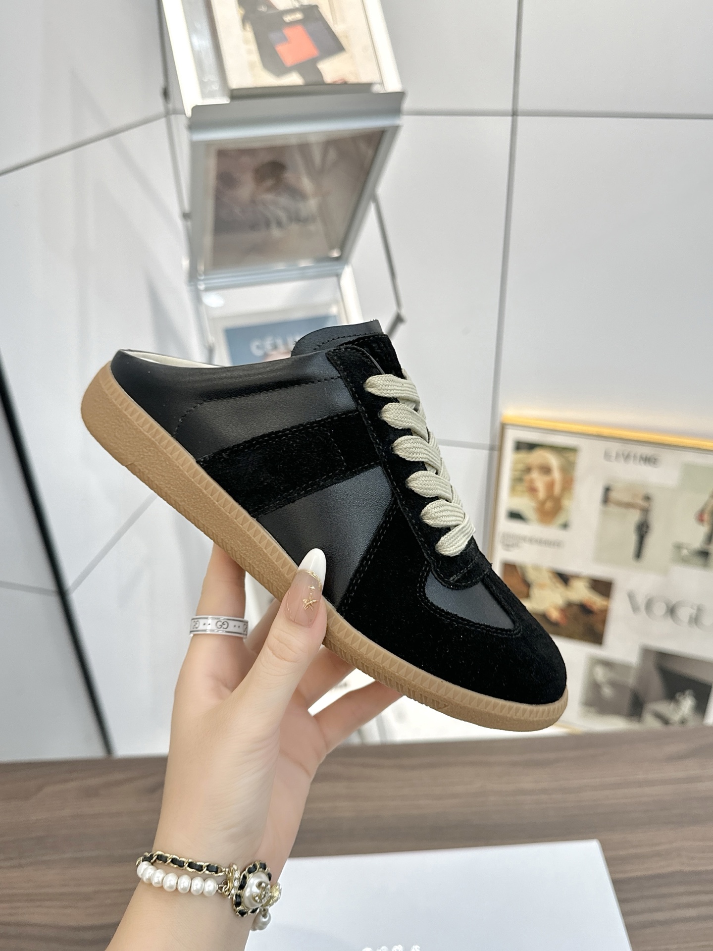 NO:869604,Half drag─MaisonMargiela  MM6 Dexun casual shoes are a genius designer brand. An affordable luxury brand, they are versatile and comfortable. This German training shoe continues the classic T-shaped leather splicing design. It has been carefully improved by the design team many times, just to make you feel comfortable.  Experience the most original military flavor. The soft and delicate characteristics of the first-layer cowhide combined with the texture of suede cowhide make it not only super soft and comfortable, but also maintain good breathability. Comfort and texture go hand in hand, making it easy to wear with any combination in all seasons.  Size: 35-45 high version 190 men's 10, casual shoes/sports shoes, masion margiela, sneakers, cowhide19860909半拖─MaisonMargiela MM6德训休闲鞋鬼才设计师品牌,一个轻奢品牌上脚很百搭哦,也很随脚舒适,这一款德国训练鞋延续了经典的T形真皮拼接设计,经过设计团队多次的精心改良,只为让您体验最原始的军旅味道,头层牛皮柔软细腻的特点与牛反绒牛皮的质感相结合使其既有超高的柔软舒适度,又同时保持不错的透气性能舒适与质感并行,轻松驾驭四季穿着任何搭配. 码数:35-45高版本190 男款10,休闲鞋/运动鞋,masion margiela,sneakers,cowhide,Women's Shoes