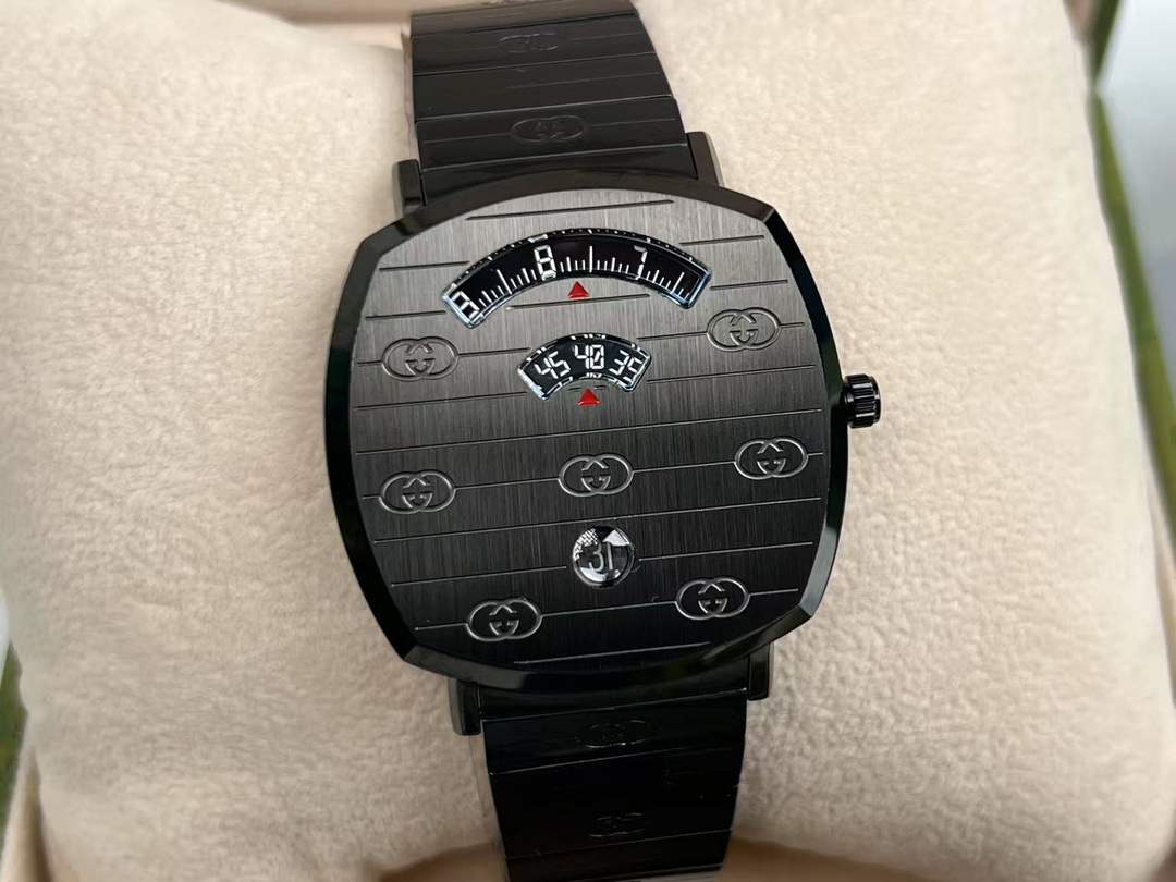 批:650 原盒:30 原装机芯！original Gucci,古驰 新款 Grip系列腕表，最新米兰时装周新宠，整表配件原厂出，原装异形蓝宝石玻璃！颠覆传统，设计理念独特，尺寸:38mm表径，全新全套出。