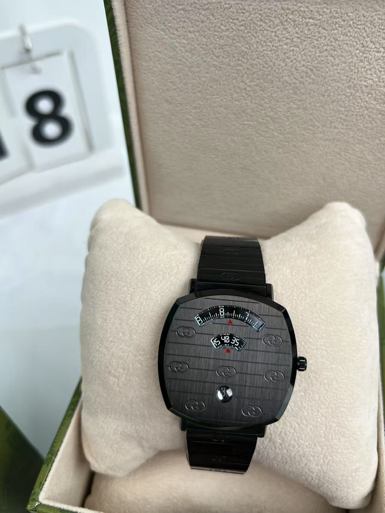 批:650 原盒:30 原装机芯！original Gucci,古驰 新款 Grip系列腕表，最新米兰时装周新宠，整表配件原厂出，原装异形蓝宝石玻璃！颠覆传统，设计理念独特，尺寸:38mm表径，全新全套出。