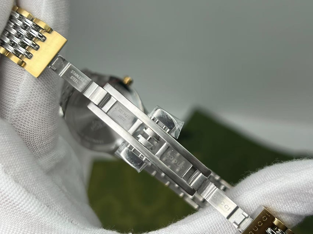 批:600 原盒:30 古驰新款石英表，表径29mm，蓝宝石水晶玻璃，此系列腕表将Gucci标志性的蜜蜂图案饰于表盘中央，精妙的细节为此系列平添优雅气质，分别以黄金色PVD镀层表壳搭配银色太阳纹表盘，生活防水30m，现货