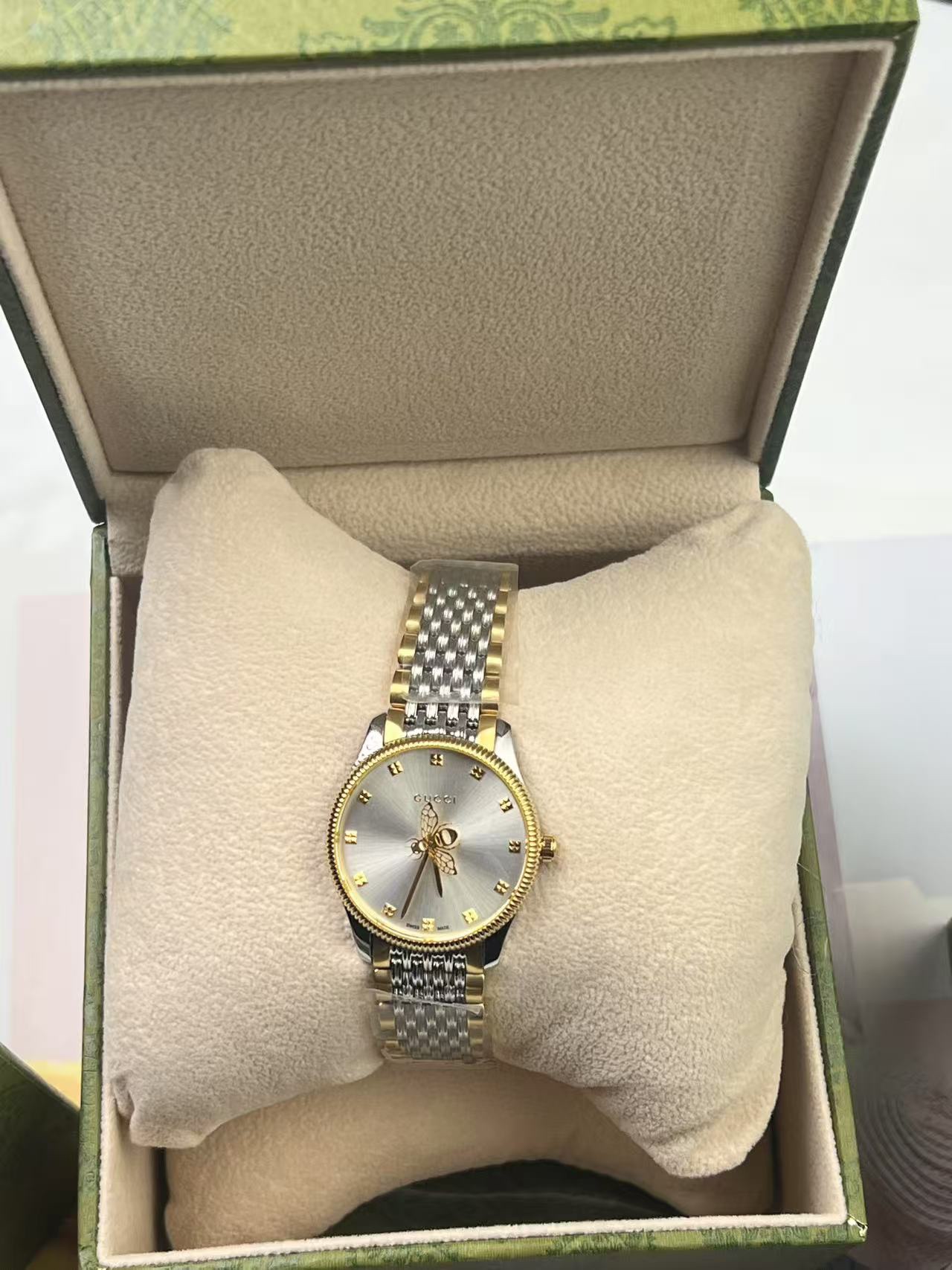 批:600 原盒:30 古驰新款石英表，表径29mm，蓝宝石水晶玻璃，此系列腕表将Gucci标志性的蜜蜂图案饰于表盘中央，精妙的细节为此系列平添优雅气质，分别以黄金色PVD镀层表壳搭配银色太阳纹表盘，生活防水30m，现货