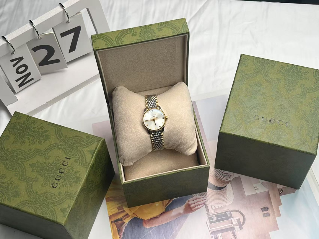 批:600 原盒:30 古驰新款石英表，表径29mm，蓝宝石水晶玻璃，此系列腕表将Gucci标志性的蜜蜂图案饰于表盘中央，精妙的细节为此系列平添优雅气质，分别以黄金色PVD镀层表壳搭配银色太阳纹表盘，生活防水30m，现货