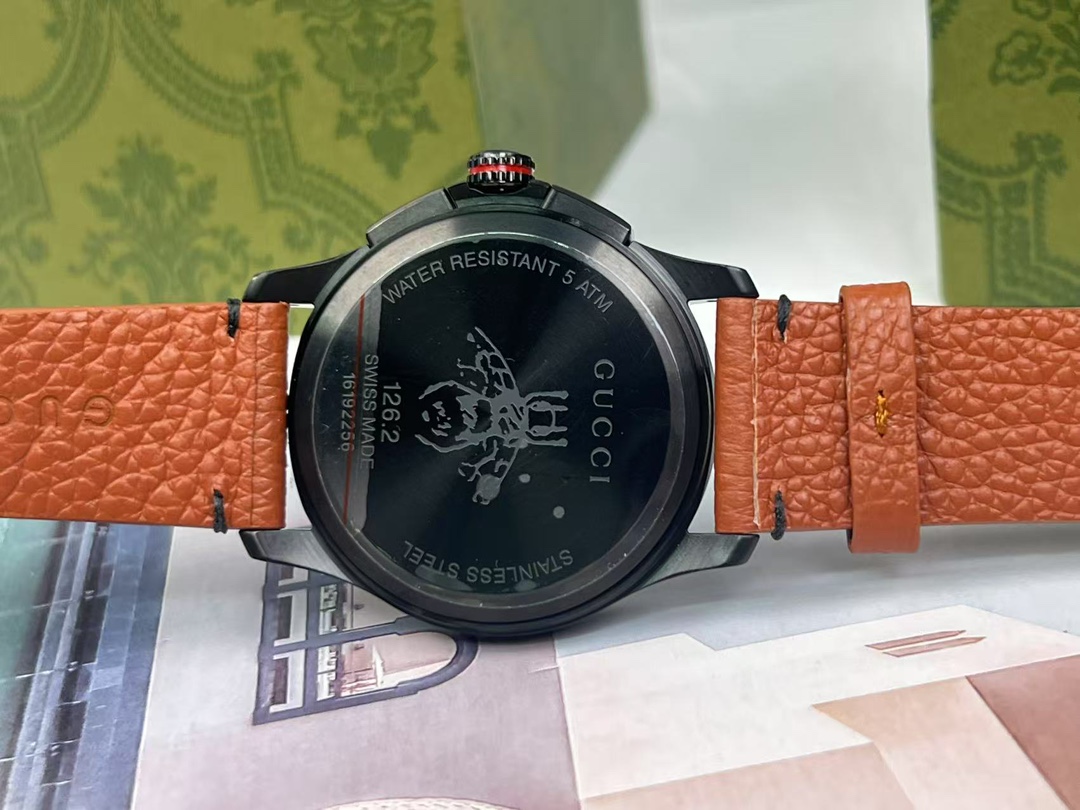 批:650原盒:30 Gucci 古驰原厂正品小蜜蜂六针石英男表,43mm,原装瑞士机芯,lp黑锂离子电镀后配全真皮表带(市场上的仿货都是303、304的钢),蓝宝石玻璃,(注意正品的红色长针非常的长,仿品稍短一些),注意细节对比。防水50m,强力推荐,好货!全套包装!支持验货!