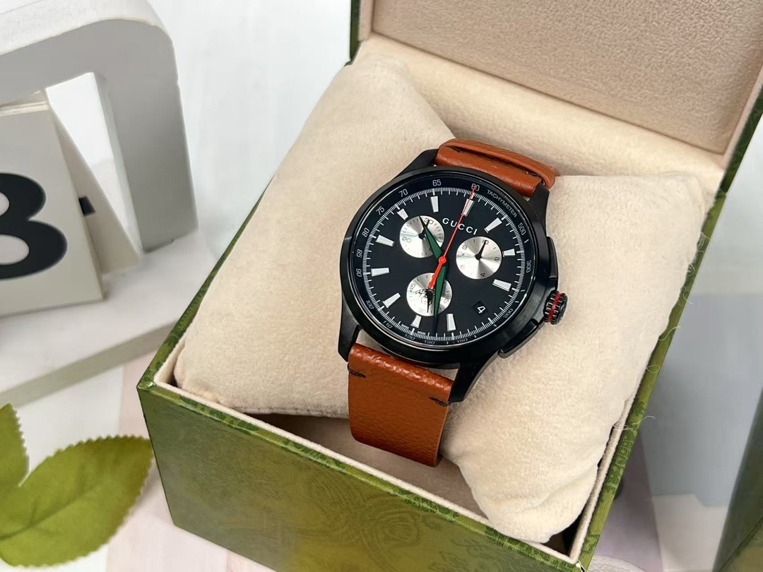 批:650原盒:30 Gucci 古驰原厂正品小蜜蜂六针石英男表,43mm,原装瑞士机芯,lp黑锂离子电镀后配全真皮表带(市场上的仿货都是303、304的钢),蓝宝石玻璃,(注意正品的红色长针非常的长,仿品稍短一些),注意细节对比。防水50m,强力推荐,好货!全套包装!支持验货!