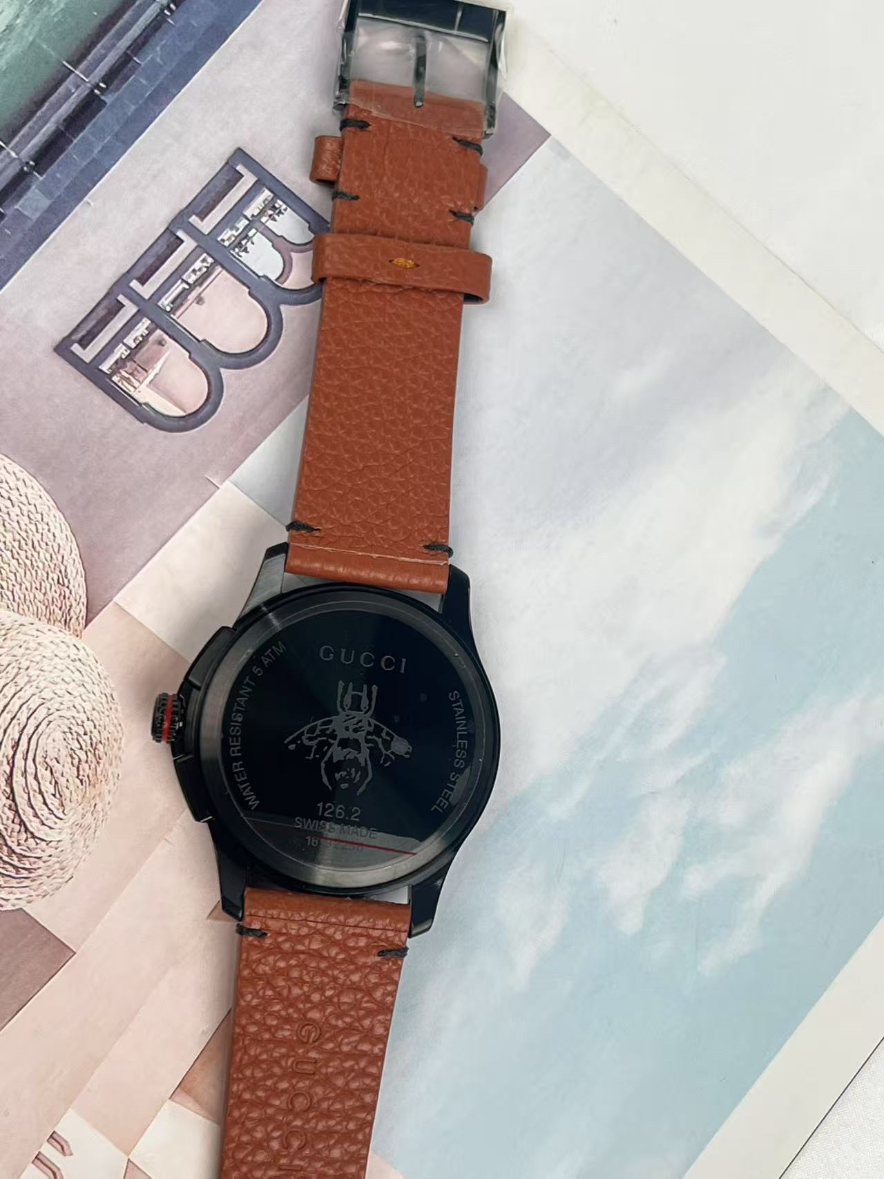 批:650原盒:30 Gucci 古驰原厂正品小蜜蜂六针石英男表,43mm,原装瑞士机芯,lp黑锂离子电镀后配全真皮表带(市场上的仿货都是303、304的钢),蓝宝石玻璃,(注意正品的红色长针非常的长,仿品稍短一些),注意细节对比。防水50m,强力推荐,好货!全套包装!支持验货!