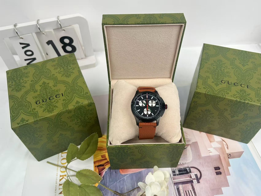批:650原盒:30 Gucci 古驰原厂正品小蜜蜂六针石英男表,43mm,原装瑞士机芯,lp黑锂离子电镀后配全真皮表带(市场上的仿货都是303、304的钢),蓝宝石玻璃,(注意正品的红色长针非常的长,仿品稍短一些),注意细节对比。防水50m,强力推荐,好货!全套包装!支持验货!