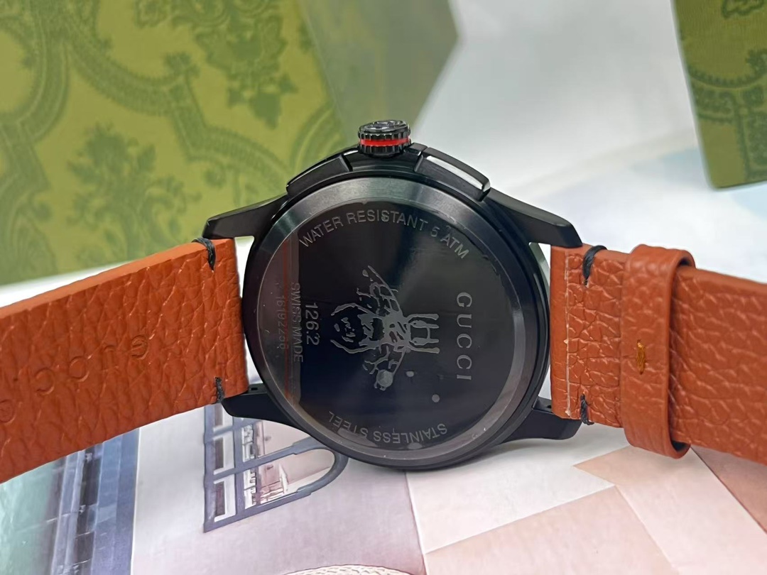 批:650原盒:30 Gucci 古驰原厂正品小蜜蜂六针石英男表,43mm,原装瑞士机芯,lp黑锂离子电镀后配全真皮表带(市场上的仿货都是303、304的钢),蓝宝石玻璃,(注意正品的红色长针非常的长,仿品稍短一些),注意细节对比。防水50m,强力推荐,好货!全套包装!支持验货!