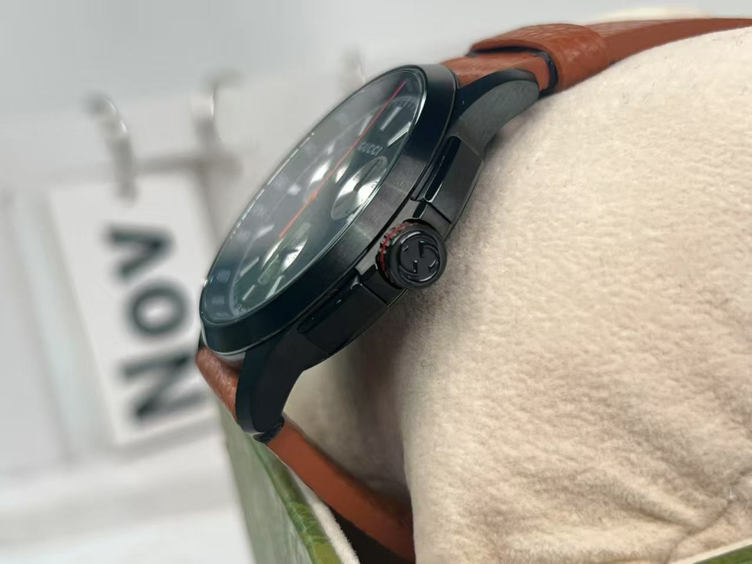 批:650原盒:30 Gucci 古驰原厂正品小蜜蜂六针石英男表,43mm,原装瑞士机芯,lp黑锂离子电镀后配全真皮表带(市场上的仿货都是303、304的钢),蓝宝石玻璃,(注意正品的红色长针非常的长,仿品稍短一些),注意细节对比。防水50m,强力推荐,好货!全套包装!支持验货!