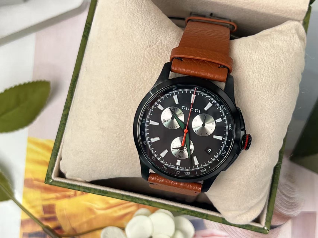 批:650原盒:30 Gucci 古驰原厂正品小蜜蜂六针石英男表,43mm,原装瑞士机芯,lp黑锂离子电镀后配全真皮表带(市场上的仿货都是303、304的钢),蓝宝石玻璃,(注意正品的红色长针非常的长,仿品稍短一些),注意细节对比。防水50m,强力推荐,好货!全套包装!支持验货!