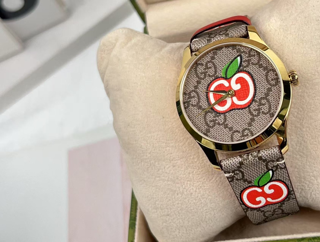 批:400 原盒:30 古驰 新款，石英中性腕表，表径38mm，蓝宝石水晶玻璃，不绣钢表壳镀黄金色，帆布皮革表盘，防水50m，现货