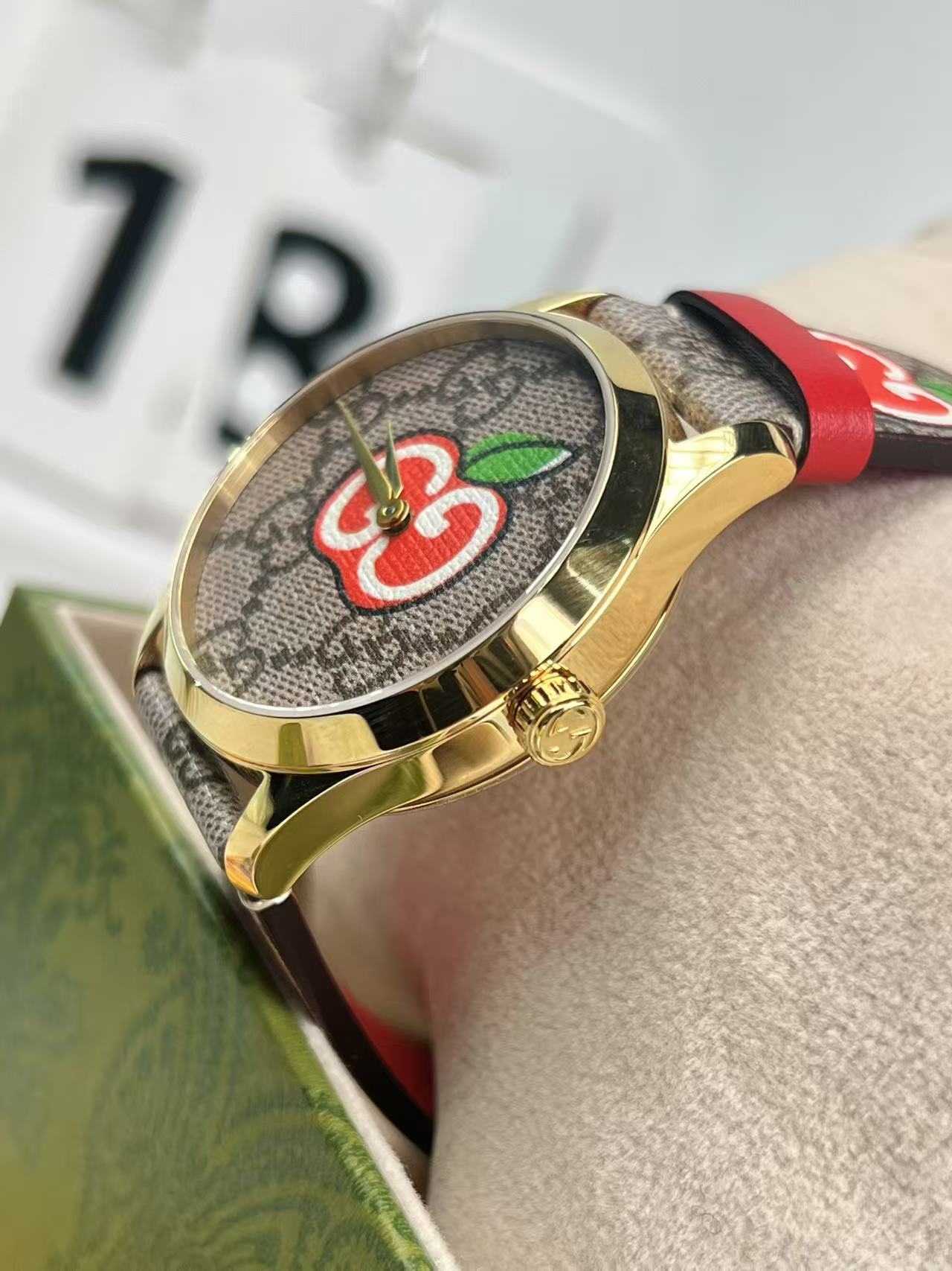 批:400 原盒:30 古驰 新款，石英中性腕表，表径38mm，蓝宝石水晶玻璃，不绣钢表壳镀黄金色，帆布皮革表盘，防水50m，现货