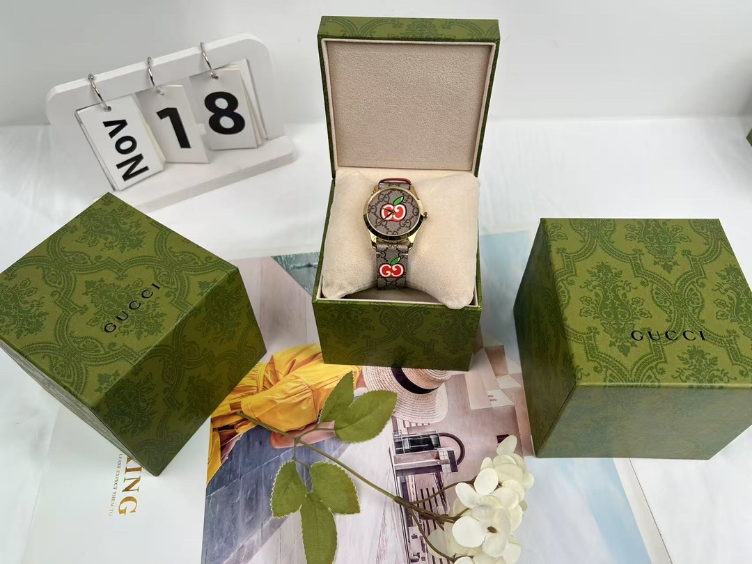 批:400 原盒:30 古驰 新款，石英中性腕表，表径38mm，蓝宝石水晶玻璃，不绣钢表壳镀黄金色，帆布皮革表盘，防水50m，现货