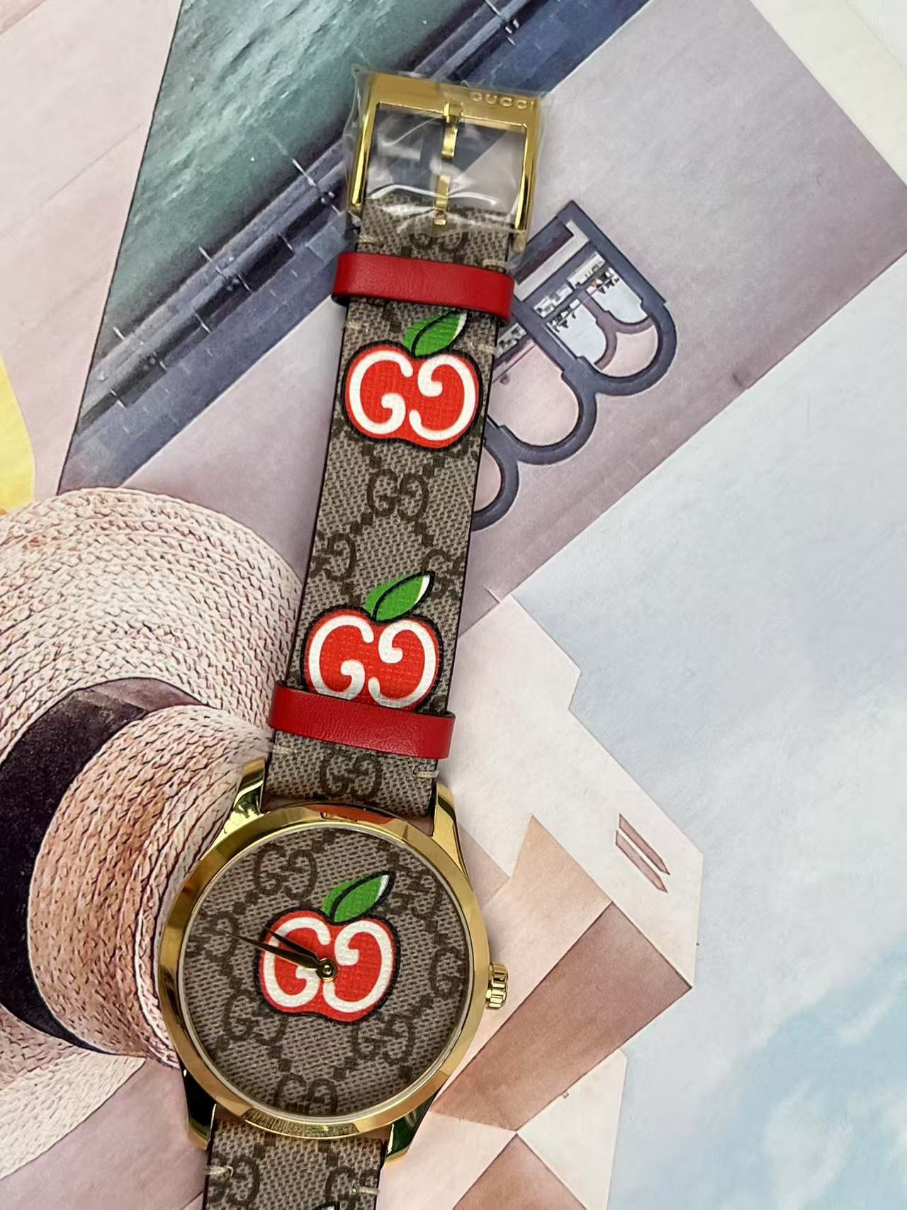 批:400 原盒:30 古驰 新款，石英中性腕表，表径38mm，蓝宝石水晶玻璃，不绣钢表壳镀黄金色，帆布皮革表盘，防水50m，现货