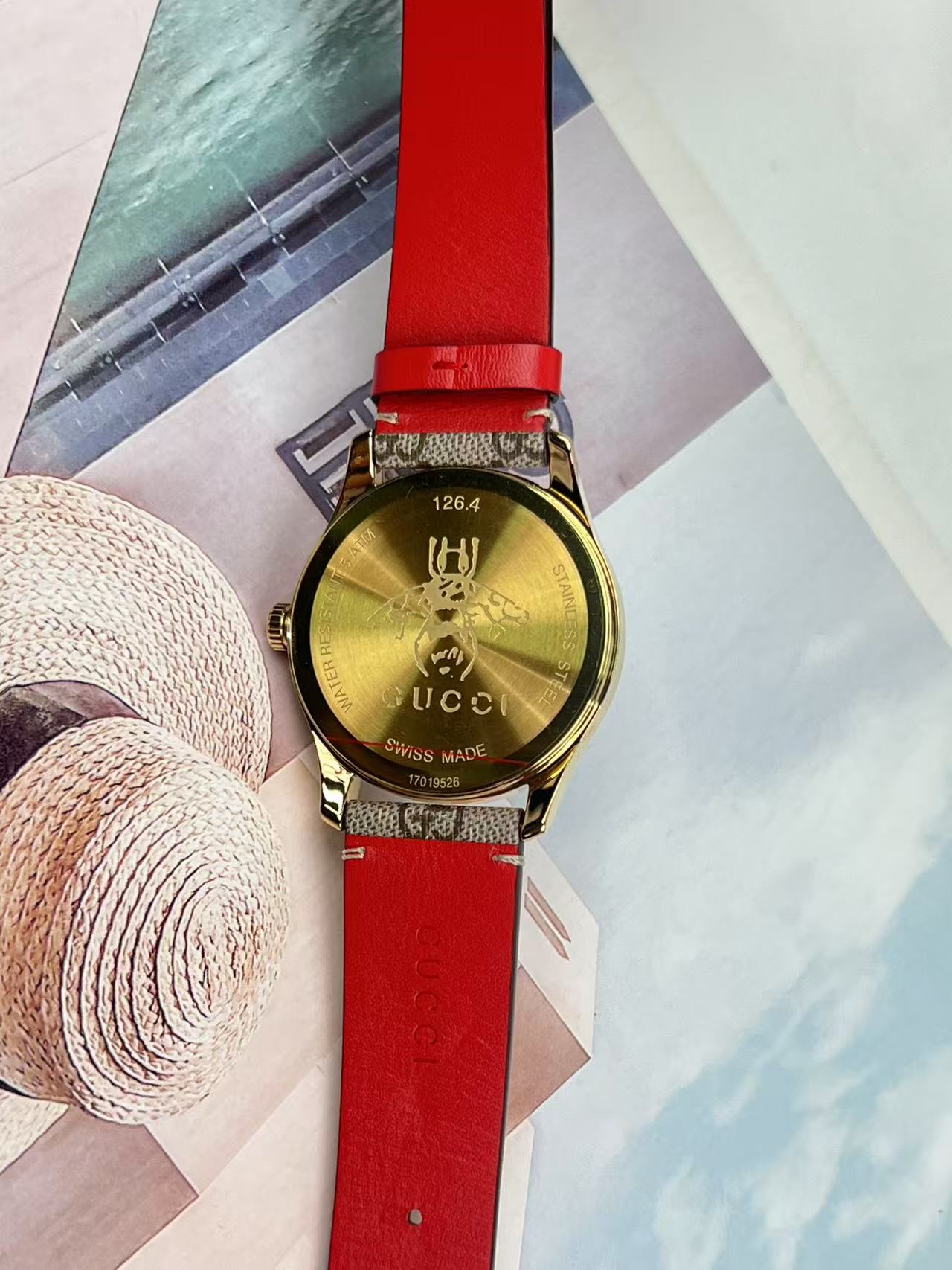 批:400 原盒:30 古驰 新款，石英中性腕表，表径38mm，蓝宝石水晶玻璃，不绣钢表壳镀黄金色，帆布皮革表盘，防水50m，现货