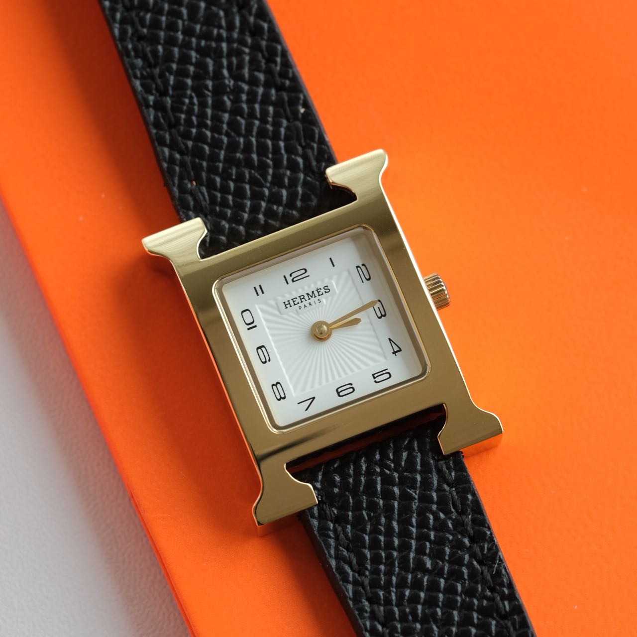 NO:882346,Batch: Original box: 50 Aima Hhour series watches original single channel accessories Xiaohongshu's screen-breaking watch, with good temperament and super beautiful texture!  !  H-shaped dial with cowhide leather strap design, slightly feminine neutral retro design, exquisite and elegant, Hermès has always brought a noble texture!  !  Even those who don’t like watches love it. This style is simple and basic and easy to match. It is simply the best among watches. The dial has the most classic digital time scales and rice wavy pattern!  Movement: quartz movement imported from Switzerland Size: square dial 21mm, small size, this size is more in line with the size of Chinese wrists, case: original factory mold, the case is made of 316L stainless steel, the three-dimensional pattern mark on the bottom cover can only be made by the original factory, it is unique and distinguishes all market products, welcome to compare, it is super cost-effective to buy at this price. Strap: The material of the strap is imported calf leather, the gray one is Hermès Togo, the black one is,  The glass mirror is made of original synthetic sapphire crystal, which is second only in hardness to diamonds, so the mirror is super scratch-resistant and always keeps the dial clear and translucent. It is waterproof to 50 meters. It is packaged in exquisite counter packaging and is the best choice for high-quality and low-priced gifts. It supports returns and exchanges without wearing it and has a lifetime warranty.  Hermès 'HEUREH' series, the leading Hua Dan 'H' style brand, is highly recognized by the Hermès H-Hour watch. The birth of the H-shaped case declares that it is not only Hermès's identity, but also full of horological wisdom. It is noble, elegant and temperamental, and is only owned by a few people. The texture that H fans can feel when they get it, hermes,cowhide19860909批: 原盒:50 爱马Hhour系列手表原单渠道配件 小红书爆屏的手表,气质拿捏,超美的质感！！ H造型表盘牛皮带设计,略带女人味的中性复古设计,精致显气质,爱马仕一直以来自带一股子高贵的质感！！ 不爱戴手表的都爱,这种款式简约基础好搭配,简直是手表中的极品 表盘表盘是最经典的数字时标与米字波浪纹！ 机芯:瑞士进口石英机芯 大小:方形表盘21mm,小号,这大小更符合国人手腕大小, 表壳:原代工厂模具,表壳一至的316L精钢材质,底盖上的原厂才能做的立体花纹标,独一无二,区别全部市场货,欢迎对比,就这价格能买到简直超级划算 表带:表带的材质为进口胎牛皮,灰色的为爱马仕的Togo,黑色为, 玻璃镜面原厂人工合成蓝宝石水晶玻璃,硬度仅次于钻石,所以镜面超级耐刮花,始终保持表盘清晰透亮, 防水效果防水50米, 包装搭上精美的专柜包装物美价廉送礼的最佳选择,无佩戴支持退换,终身保修. 爱马仕“HEUREH”系列,当家花旦“H”造型品牌辨识度极高爱马仕H-Hour腕表.H形表壳的诞生宣示了它既属于爱马仕的身份,亦充满钟表学的智慧.高贵典雅有气质,只为少数人拥有.H粉上手就能感受到的质感,,hermes,cowhide,Watch