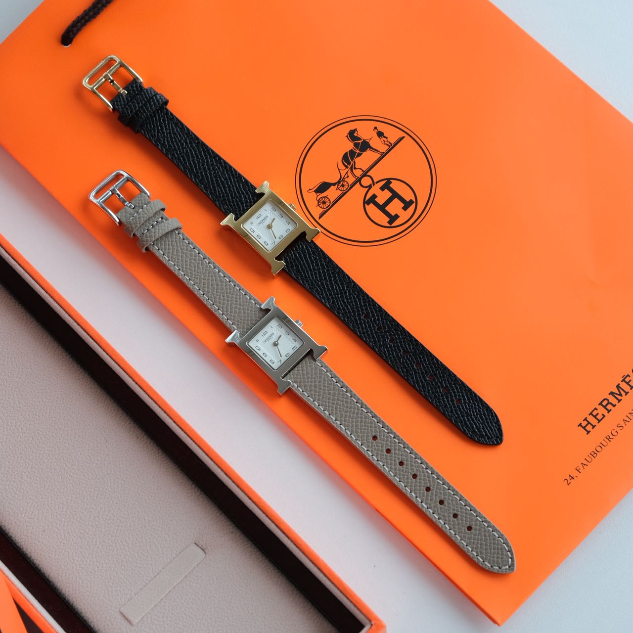 NO:882355,Batch: Original box: 50 Aima Hhour series watches original single channel accessories Xiaohongshu's screen-breaking watch, with good temperament and super beautiful texture!  !  H-shaped dial with cowhide leather strap design, slightly feminine neutral retro design, exquisite and elegant, Hermès has always brought a noble texture!  !  Even those who don’t like watches love it. This style is simple and basic and easy to match. It is simply the best among watches. The dial has the most classic digital time scales and rice wavy pattern!  Movement: quartz movement imported from Switzerland Size: square dial 21mm, small size, this size is more in line with the size of Chinese wrists, case: original factory mold, the case is made of 316L stainless steel, the three-dimensional pattern mark on the bottom cover can only be made by the original factory, it is unique and distinguishes all market products, welcome to compare, it is super cost-effective to buy at this price. Strap: The material of the strap is imported calf leather, the gray one is Hermès Togo, the black one is,  The glass mirror is made of original synthetic sapphire crystal, which is second only in hardness to diamonds, so the mirror is super scratch-resistant and always keeps the dial clear and translucent. It is waterproof to 50 meters. It is packaged in exquisite counter packaging and is the best choice for high-quality and low-priced gifts. It supports returns and exchanges without wearing it and has a lifetime warranty.  Hermès 'HEUREH' series, the leading Hua Dan 'H' style brand, is highly recognized by the Hermès H-Hour watch. The birth of the H-shaped case declares that it is not only Hermès's identity, but also full of horological wisdom. It is noble, elegant and temperamental, and is only owned by a few people. The texture that H fans can feel when they get it, hermes,cowhide19860909批:原盒:50 爱马Hhour系列手表原单渠道配件 小红书爆屏的手表,气质拿捏,超美的质感！！ H造型表盘牛皮带设计,略带女人味的中性复古设计,精致显气质,爱马仕一直以来自带一股子高贵的质感！！ 不爱戴手表的都爱,这种款式简约基础好搭配,简直是手表中的极品 表盘表盘是最经典的数字时标与米字波浪纹！ 机芯:瑞士进口石英机芯 大小:方形表盘21mm,小号,这大小更符合国人手腕大小, 表壳:原代工厂模具,表壳一至的316L精钢材质,底盖上的原厂才能做的立体花纹标,独一无二,区别全部市场货,欢迎对比,就这价格能买到简直超级划算 表带:表带的材质为进口胎牛皮,灰色的为爱马仕的Togo,黑色为, 玻璃镜面原厂人工合成蓝宝石水晶玻璃,硬度仅次于钻石,所以镜面超级耐刮花,始终保持表盘清晰透亮, 防水效果防水50米, 包装搭上精美的专柜包装物美价廉送礼的最佳选择,无佩戴支持退换,终身保修. 爱马仕“HEUREH”系列,当家花旦“H”造型品牌辨识度极高爱马仕H-Hour腕表.H形表壳的诞生宣示了它既属于爱马仕的身份,亦充满钟表学的智慧.高贵典雅有气质,只为少数人拥有.H粉上手就能感受到的质感,,hermes,cowhide,Watch