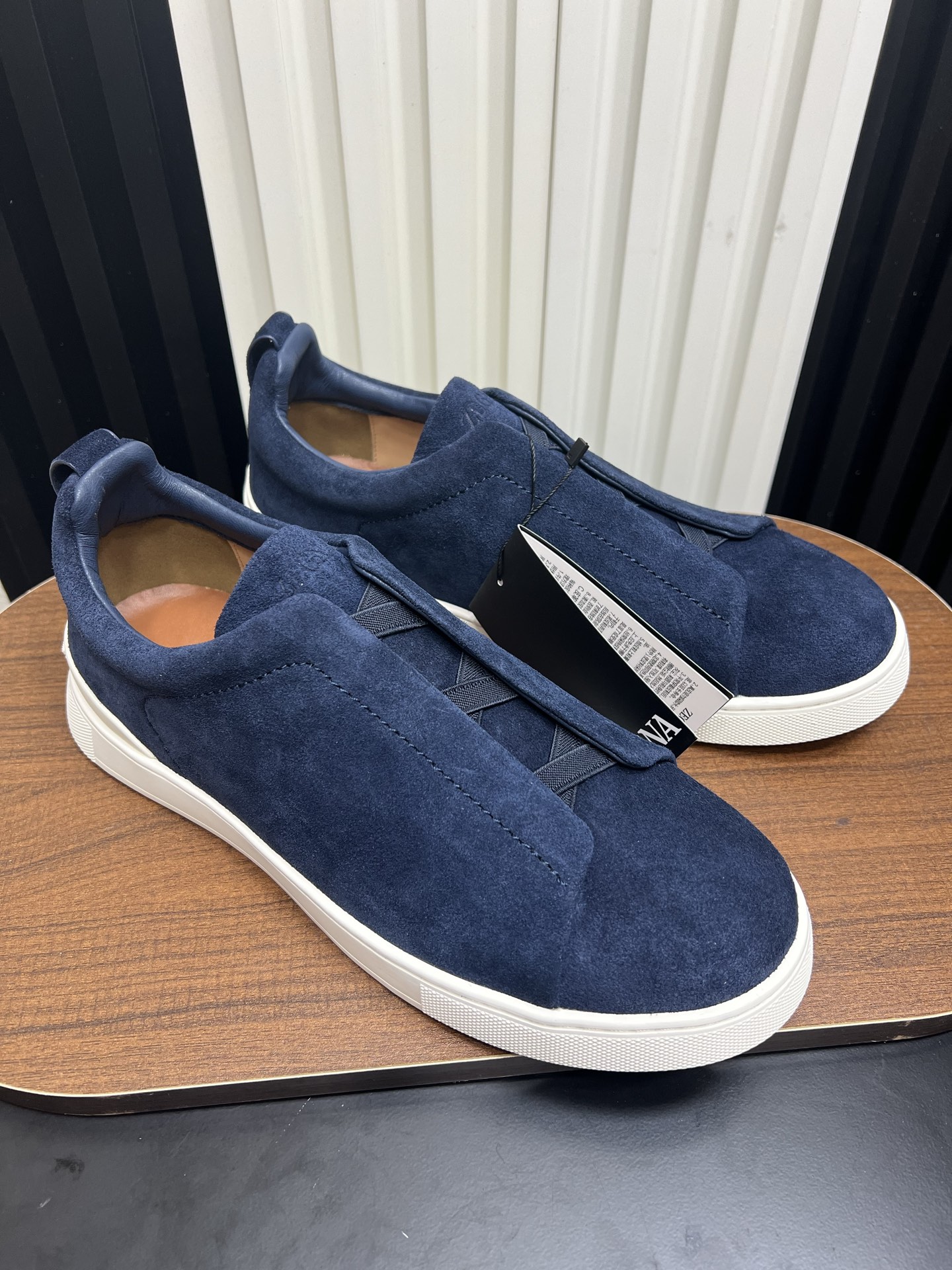 NO:629719,Top version, Zegna/SECONDSKIN Triple Stitch casual sneakers, dark brown calfskin, original foam light sole The upper of this low-top sneaker is smooth and soft. It is decorated with the iconic triple cross elasticated detail, which pays tribute to the hand-sewn craftsmanship of the brand's tailored jackets. The lightweight design complements the white rubber sole and is specially designed for a fast-paced lifestyle. Inspired by glove making, this shoe combines the experience and wisdom of generations of craftsmen. It is made of New Zealand's top calfskin to achieve a lightweight texture. The exquisite lining combines with extraordinary toughness to provide a unique fit. The very lightweight rubber outsole is embellished with a double-stripe logo. Sporty details, reinterpreting the iconic shoe with an ultra-light structure. Deerskin fabric on the collar is reverse-stitched, and the liningless midsole is lasted. Easy-to-wear, cross-elastic straps and 3D 'ripple' design. The tongue is heat-embossed with the brand name. Lightweight and highly elastic rubber foam sole, with TPU double-stripe brand logo trim on the heel, empty rubber on the shoe body, and outsole stitching around the circumference. The shoe is 100 lighter than before. Gram. The lightweight high-elastic rubber outsole with Zegna logo on the back and removable foot bed add a modern and dynamic feel to this sneaker. Leather shoe size: 39/40/41/42/43/44/45/46/47 Counter packaging, ready stock, casual shoes/sports shoes, zegna, sneakers, jackets & coats, cowhide, gloves19860909顶级版本, Zegna/杰尼亚 SECONDSKIN Triple Stitch 休闲运动鞋,深棕小牛皮,原版发泡轻底 这款低帮运动鞋的鞋面光滑柔软.饰以标志性三重交叉松紧细节,致敬品牌精裁夹克的手工缝制工艺.设计轻盈,与白色橡胶鞋底相得益彰,专为快节奏的生活方式打造.这款鞋汲取手套制作灵感,融汇世代工匠经验智慧,选用新西兰顶级小牛皮制作,成就轻盈质地,精致衬里结合非凡韧性.带来独一无二的贴合感.非常轻盈的橡胶外底上点缀双条纹 Logo 运动细节,以超轻结构重新诠释标志性鞋款.领口部位鹿皮面料反车做法,无内裡车中底套楦做法.易穿脱套脚交叉松紧带和 3D“波纹”设计.鞋舌热压品牌名称. 轻便高弹力橡胶发泡鞋底,后跟加贴 TPU 双条纹品牌 Logo 饰条,鞋身空胶做法,周圈加车大底缝线.鞋身重量比以往轻 100 克.轻盈的高弹力橡胶外底背面和可拆卸脚床饰 Zegna 标识,为这款运动鞋增添现代动感气息. 皮鞋码数:39/40/41/42/43/44/45/46/47 专柜包装,现货,休闲鞋/运动鞋,zegna,sneakers,jackets & coats,cowhide,gloves,Women's Shoes