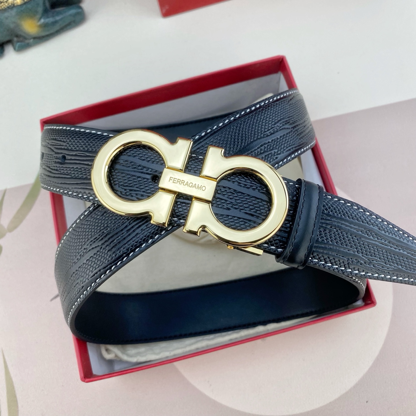 菲拉格慕💕 特种皮腰带系列 ，原厂五金精品不锈钢扣，手感柔软舒适 宽3.5CM。