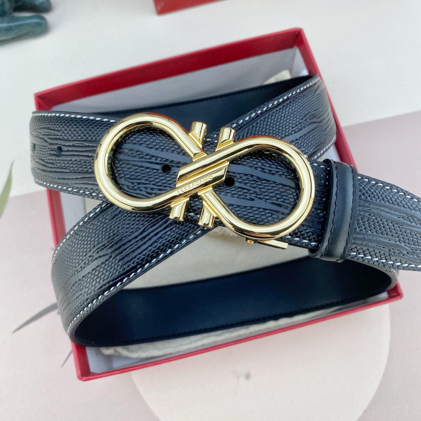 菲拉格慕💕 特种皮腰带系列 ，原厂五金精品不锈钢扣，手感柔软舒适 宽3.5CM。