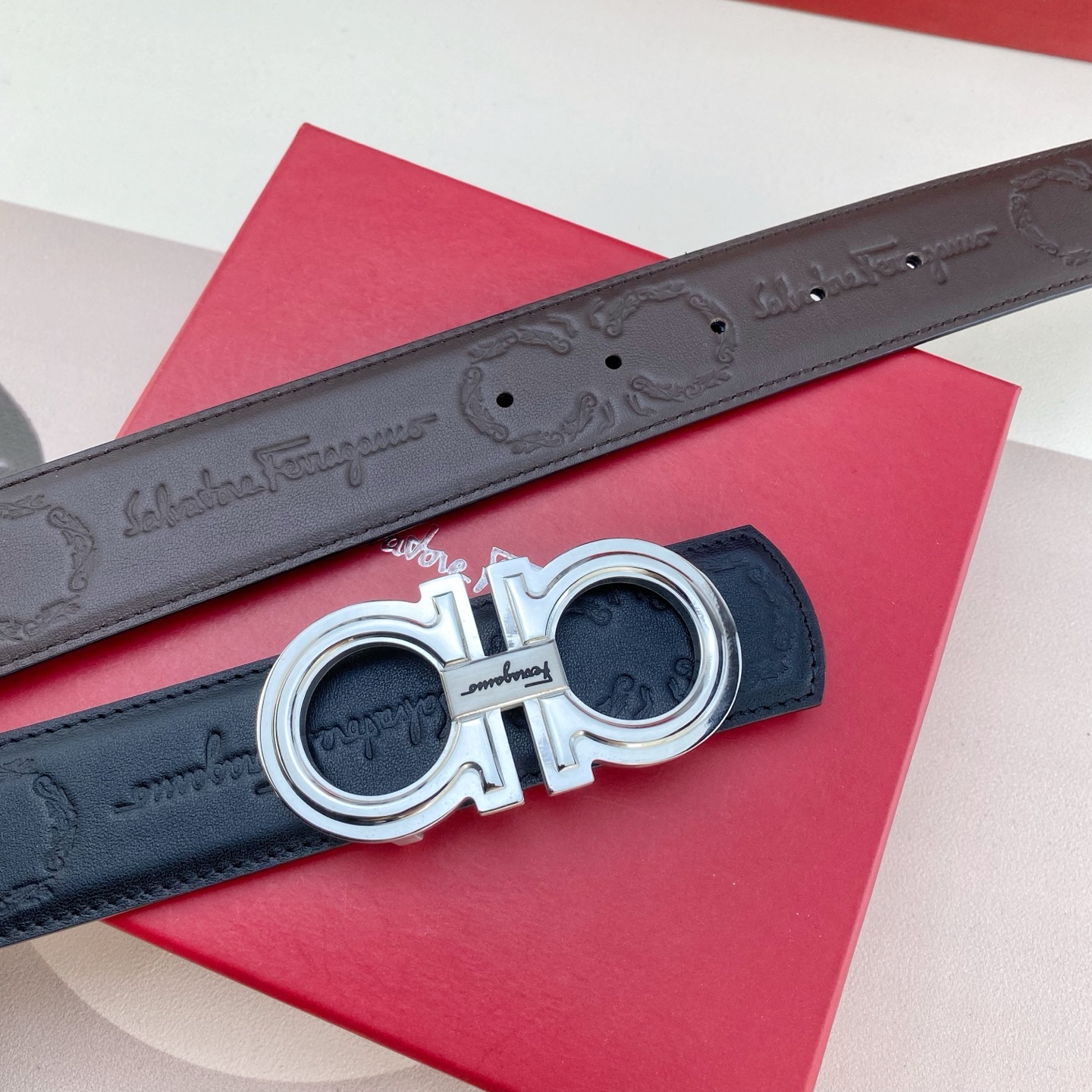 菲拉格慕💕 特种皮腰带系列 ，原厂五金精品不锈钢扣，手感柔软舒适 宽3.8CM。