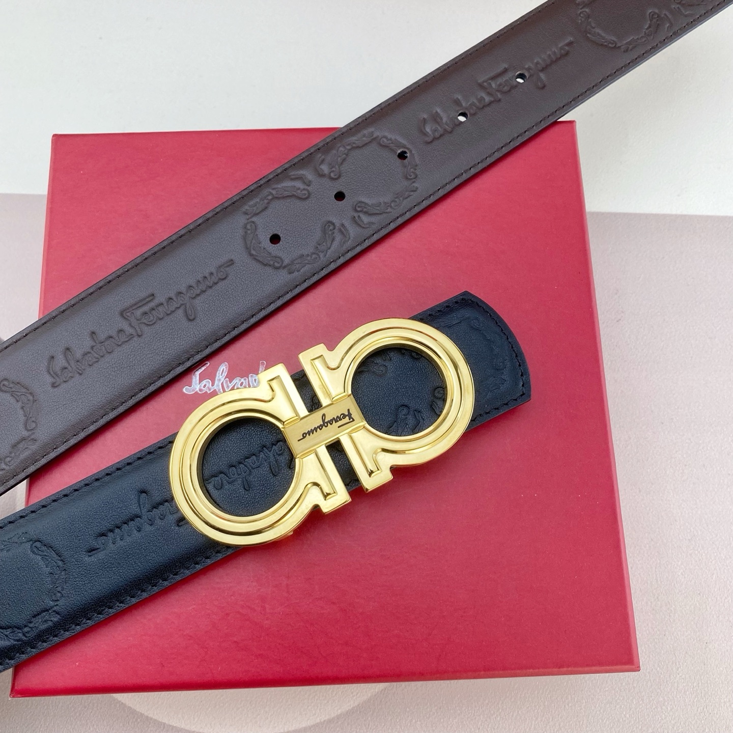 菲拉格慕💕 特种皮腰带系列 ，原厂五金精品不锈钢扣，手感柔软舒适 宽3.8CM。