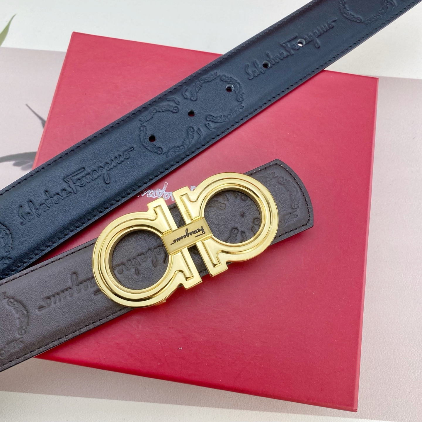 菲拉格慕💕 特种皮腰带系列 ，原厂五金精品不锈钢扣，手感柔软舒适 宽3.8CM。