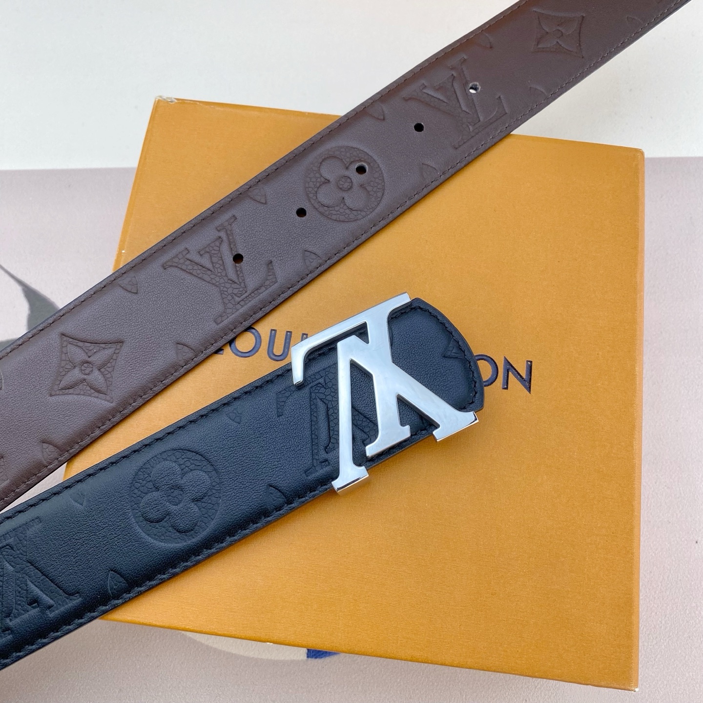 LV💕 特种皮腰带系列 ，原厂五金精品不锈钢扣，手感柔软舒适 宽3.8CM。