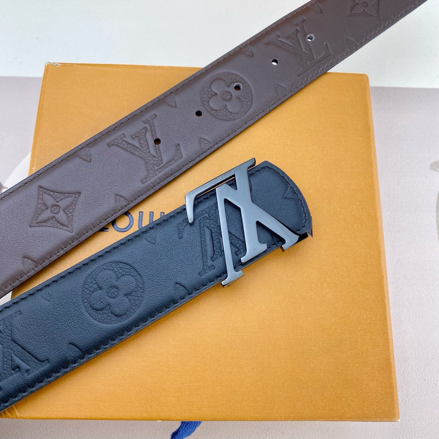 LV💕 特种皮腰带系列 ，原厂五金精品不锈钢扣，手感柔软舒适 宽3.8CM。