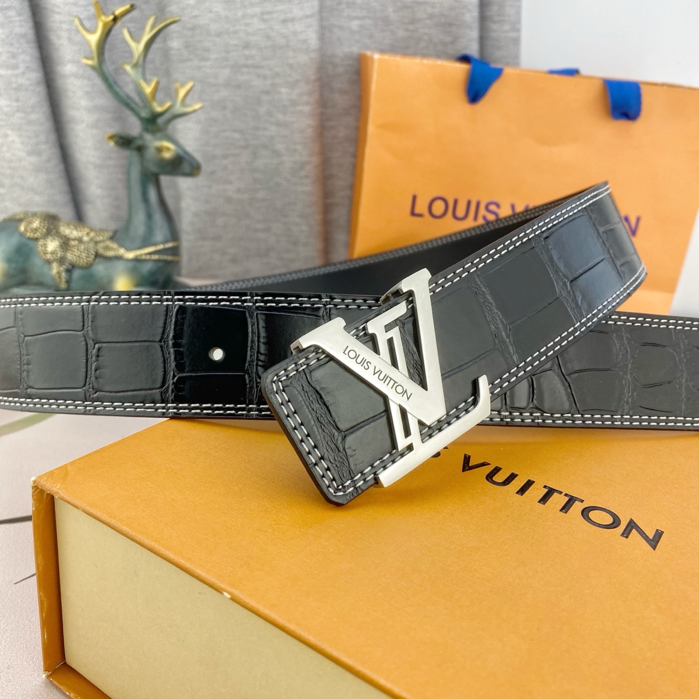 LV💕 特种皮腰带系列 ，原厂五金精品不锈钢扣，手感柔软舒适 宽3.8CM。