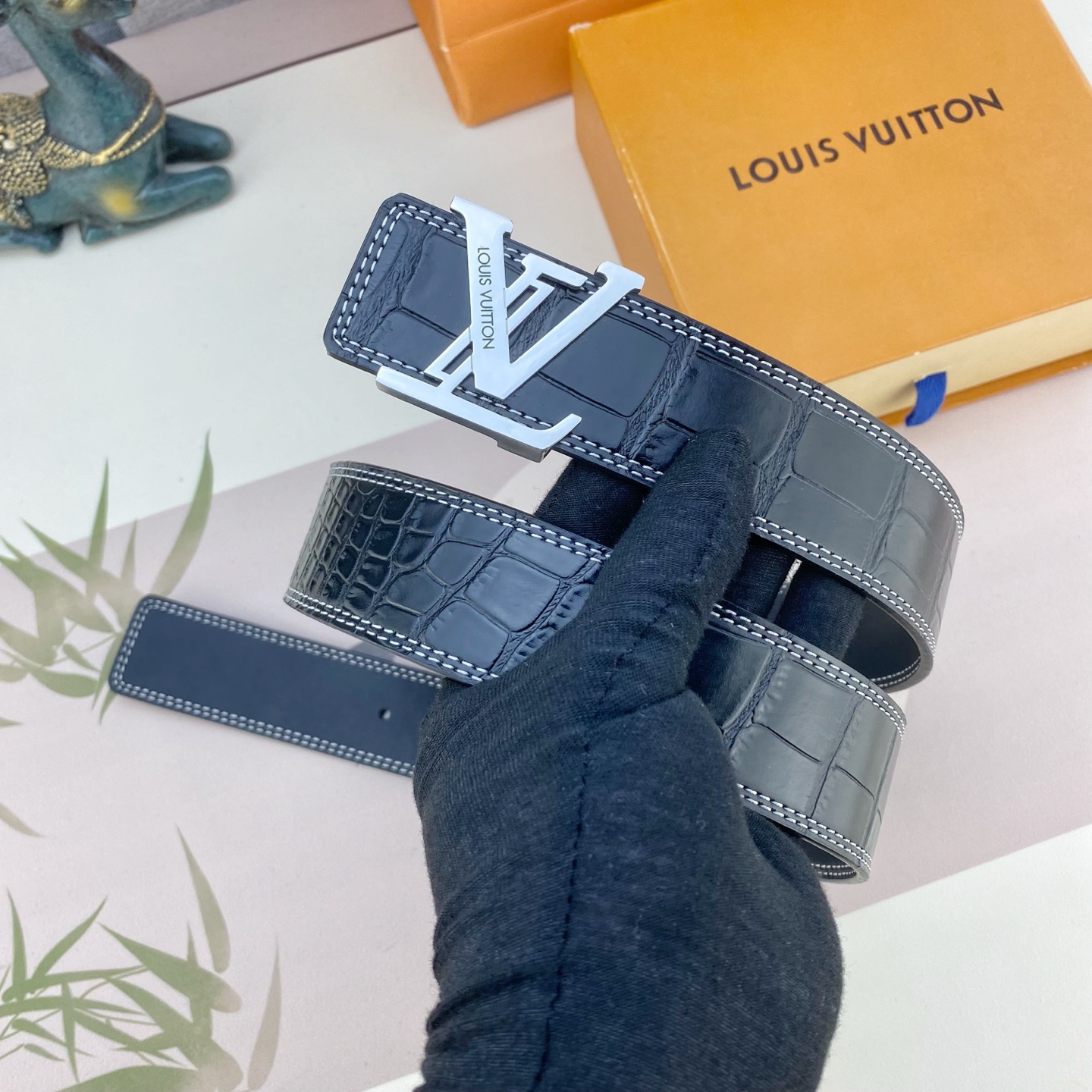 LV💕 特种皮腰带系列 ，原厂五金精品不锈钢扣，手感柔软舒适 宽3.8CM。