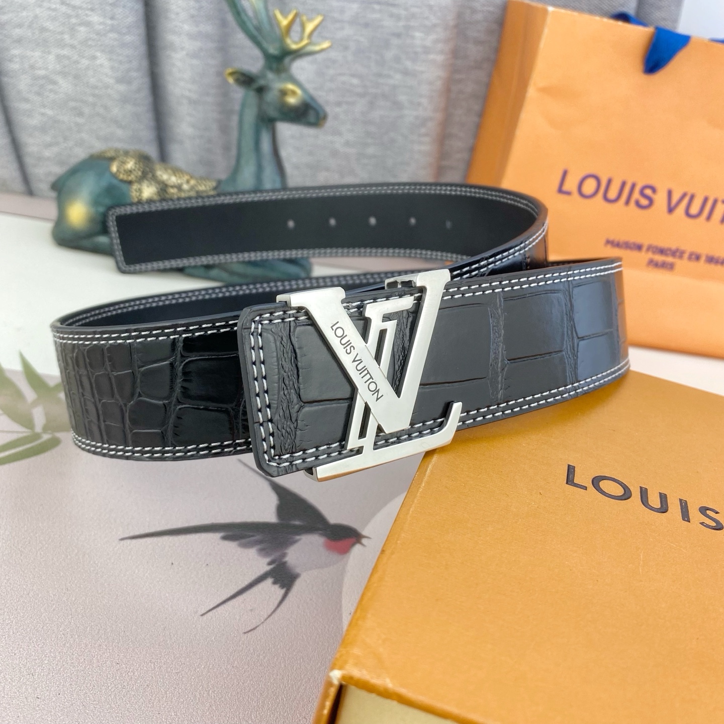 LV💕 特种皮腰带系列 ，原厂五金精品不锈钢扣，手感柔软舒适 宽3.8CM。