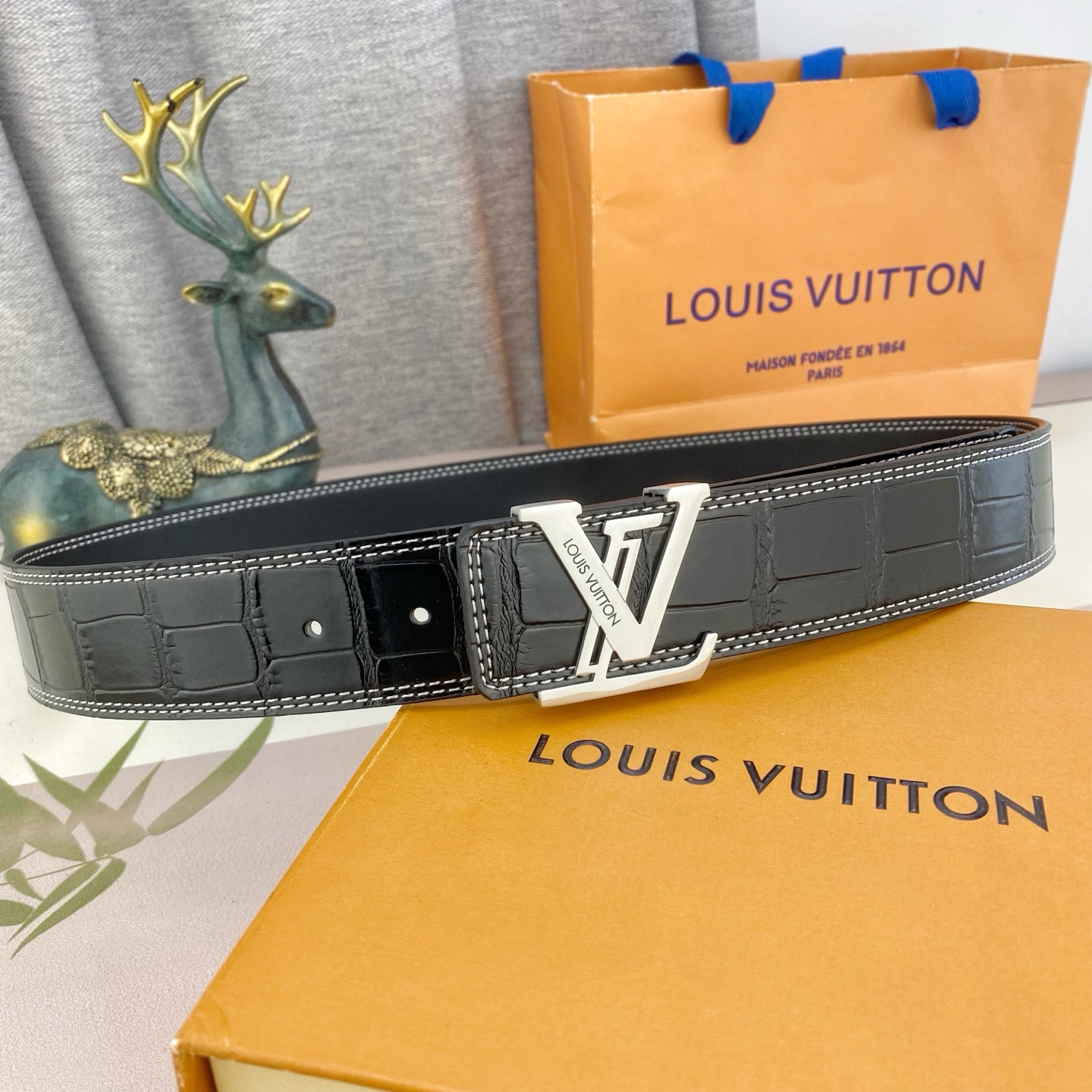 LV💕 特种皮腰带系列 ，原厂五金精品不锈钢扣，手感柔软舒适 宽3.8CM。