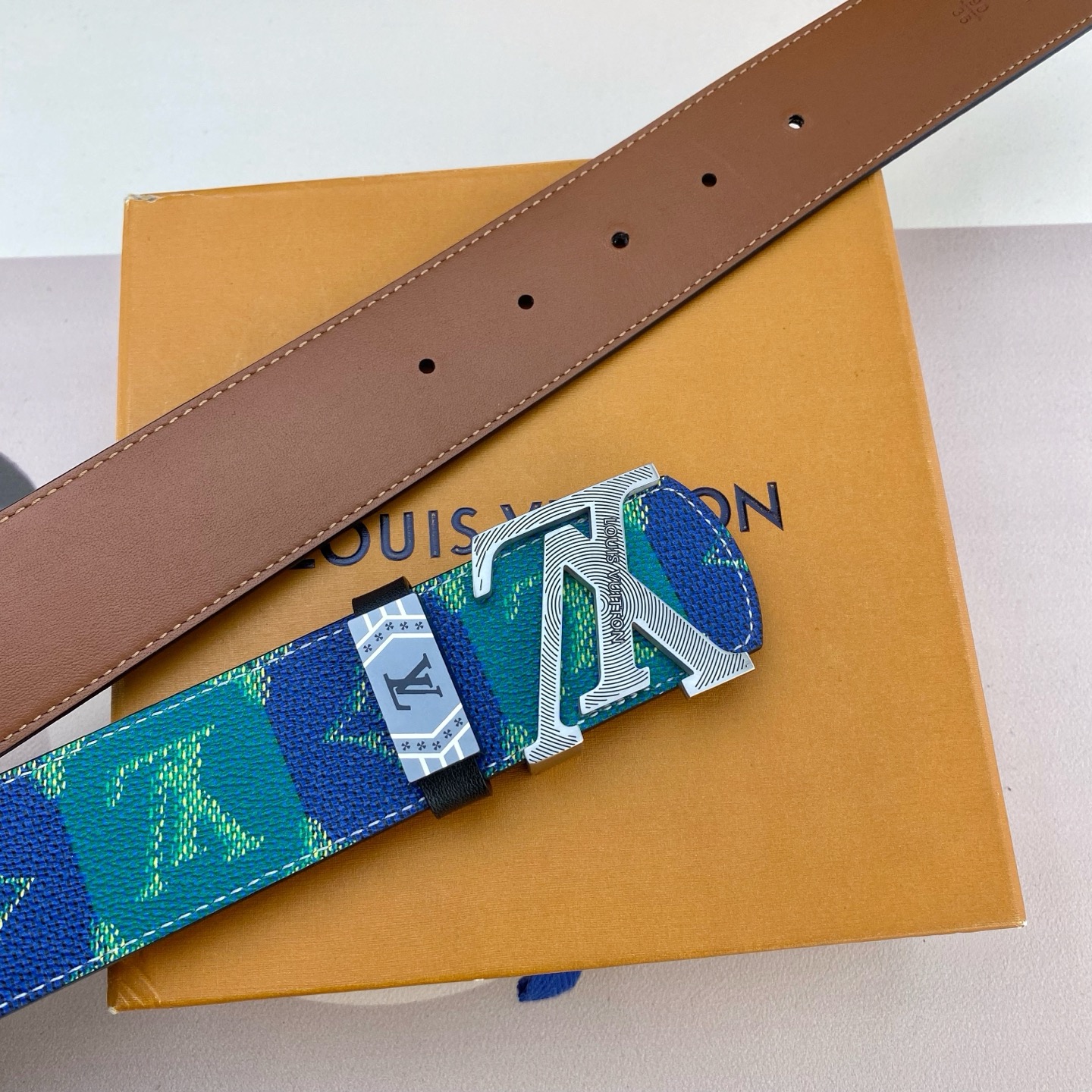 LV💕 特种皮腰带系列 ，原厂五金精品不锈钢扣，手感柔软舒适 宽3.8CM。