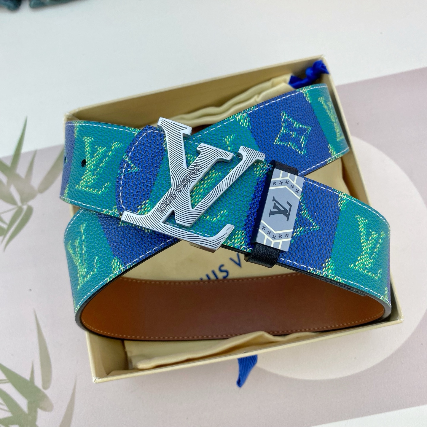 LV💕 特种皮腰带系列 ，原厂五金精品不锈钢扣，手感柔软舒适 宽3.8CM。