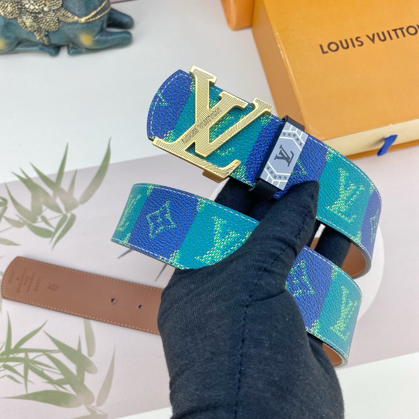 LV💕 特种皮腰带系列 ，原厂五金精品不锈钢扣，手感柔软舒适 宽3.8CM。