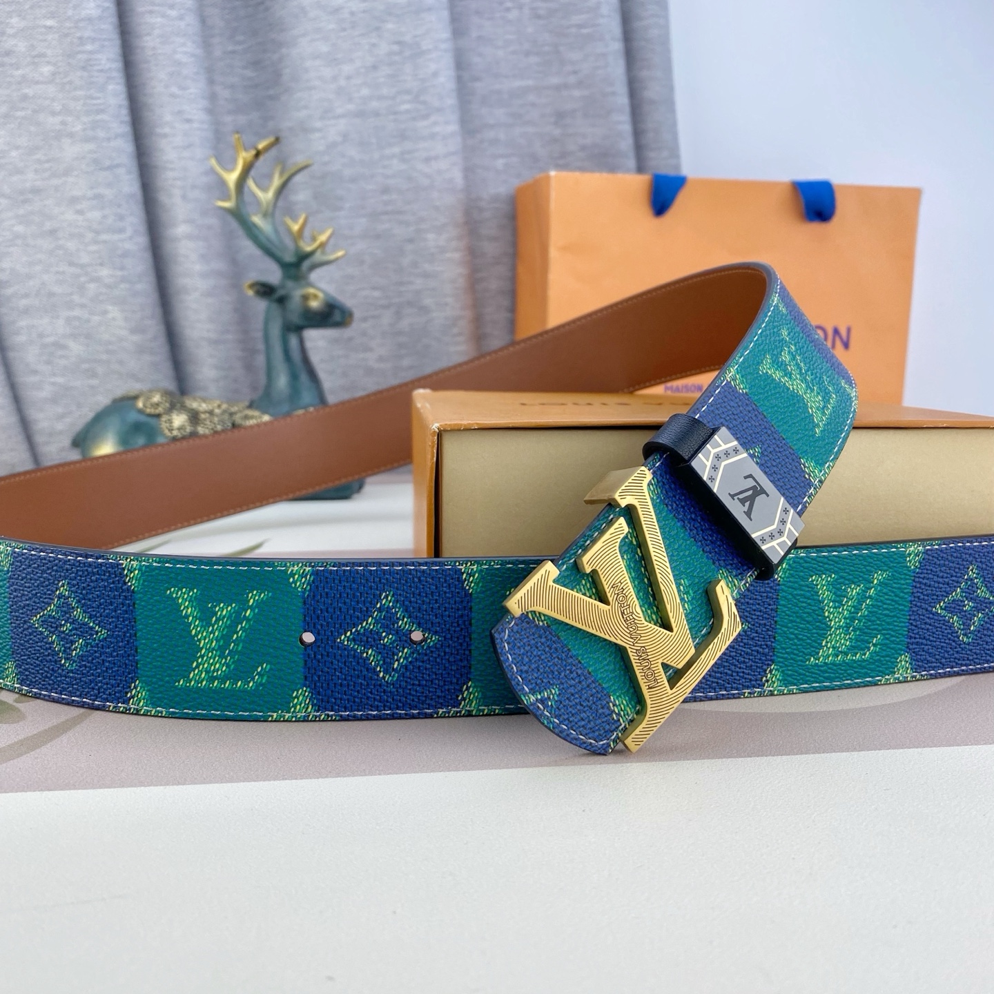 LV💕 特种皮腰带系列 ，原厂五金精品不锈钢扣，手感柔软舒适 宽3.8CM。