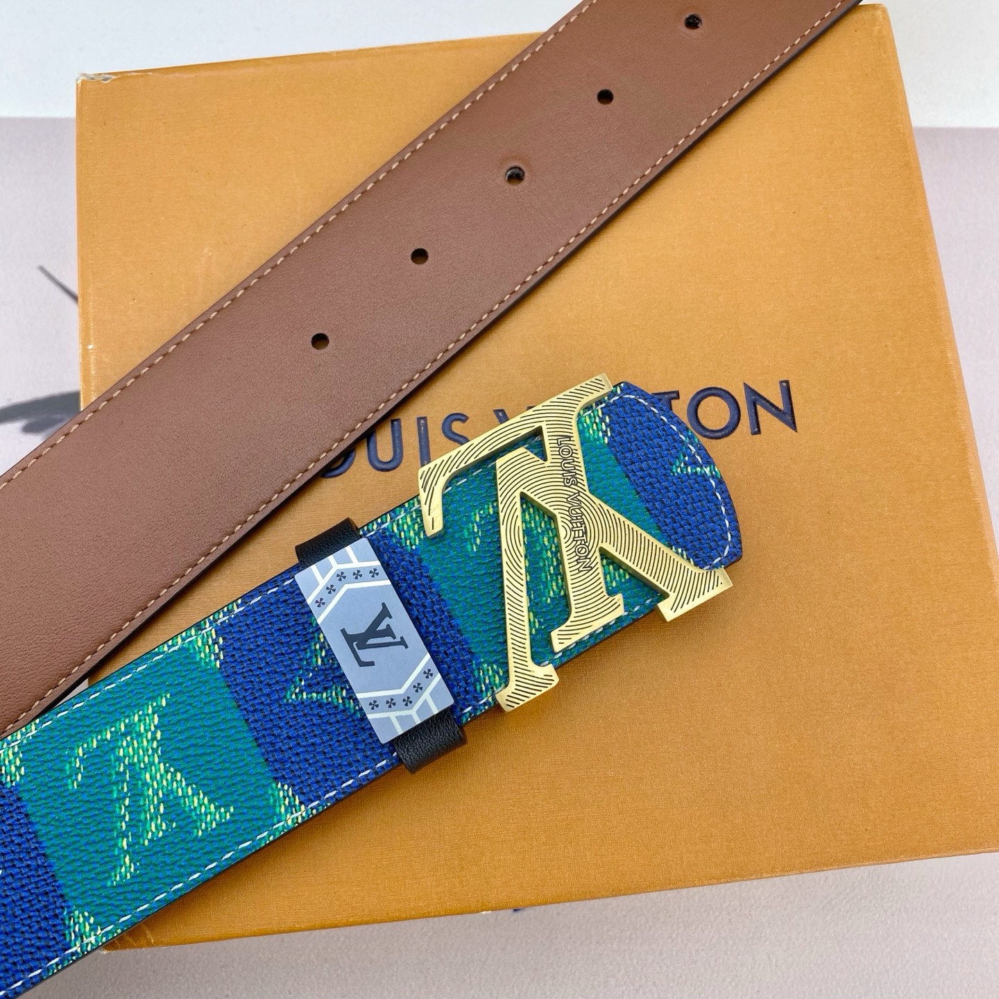 LV💕 特种皮腰带系列 ，原厂五金精品不锈钢扣，手感柔软舒适 宽3.8CM。