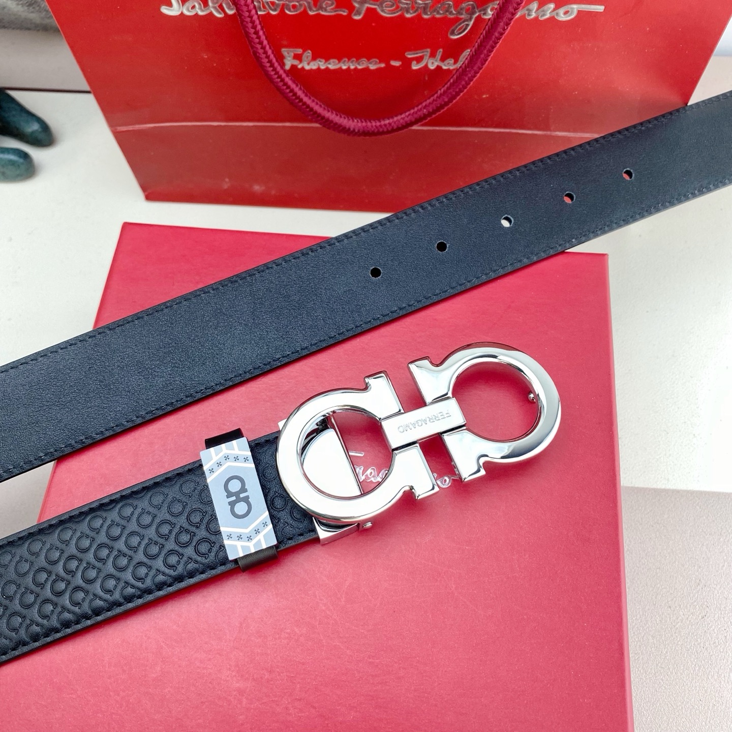 菲拉格慕💕 特种皮腰带系列 ，原厂五金精品不锈钢扣，手感柔软舒适 宽3.5CM。