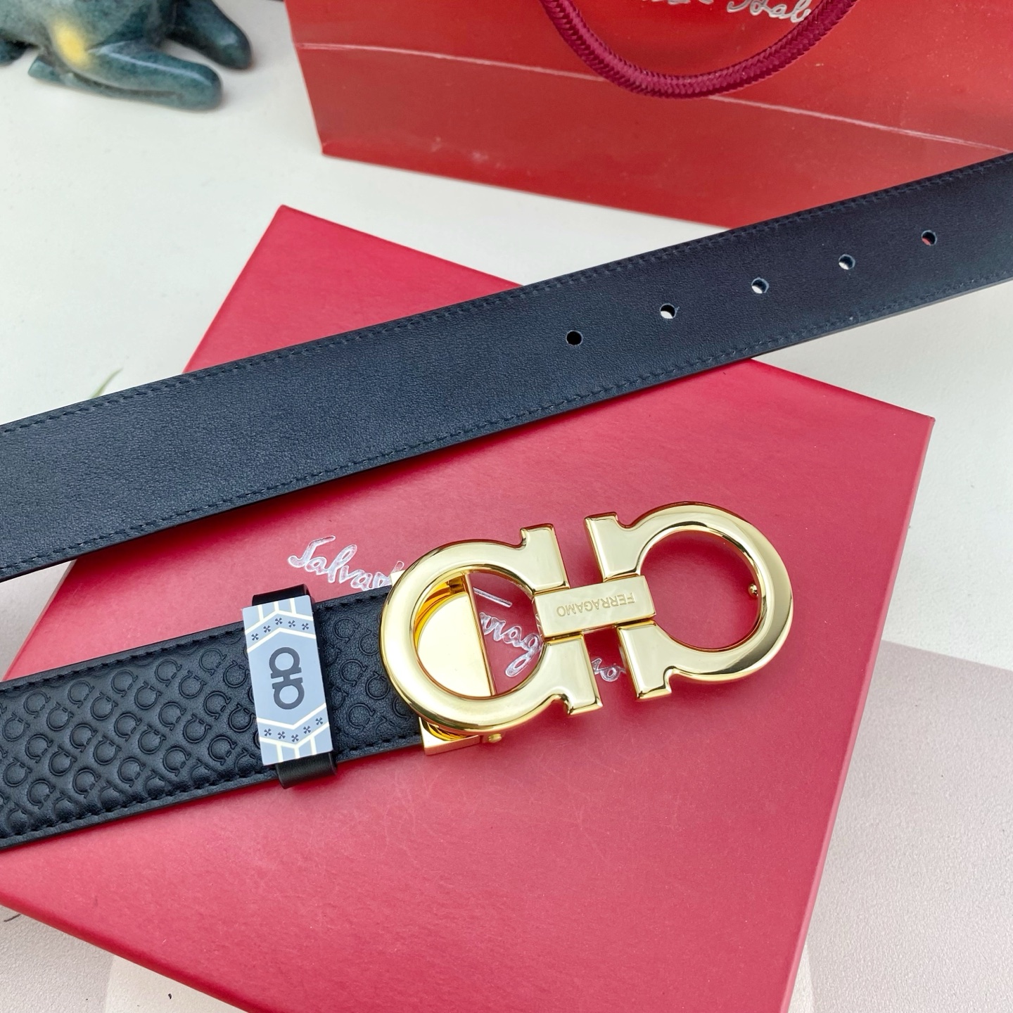 菲拉格慕💕 特种皮腰带系列 ，原厂五金精品不锈钢扣，手感柔软舒适 宽3.5CM。