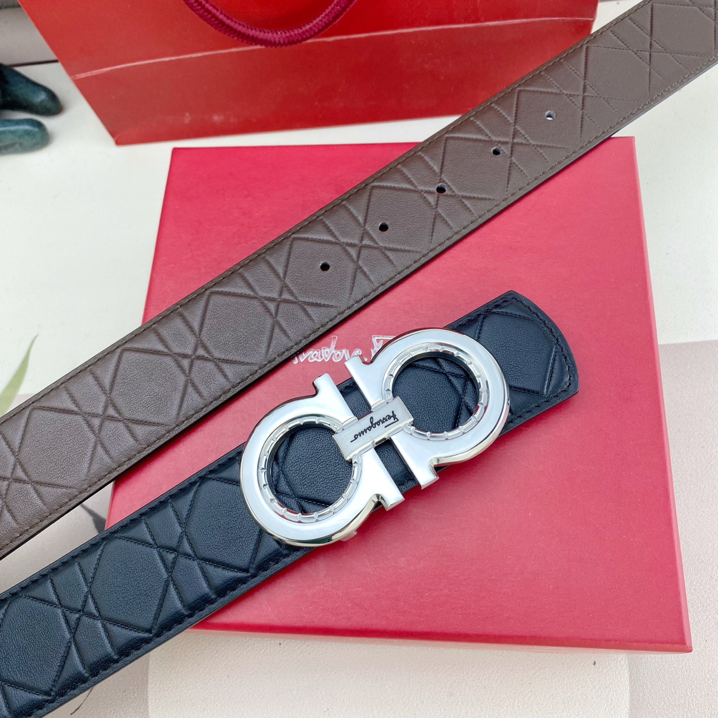 菲拉格慕💕 特种皮腰带系列 ，原厂五金精品不锈钢扣，手感柔软舒适 宽3.8CM。