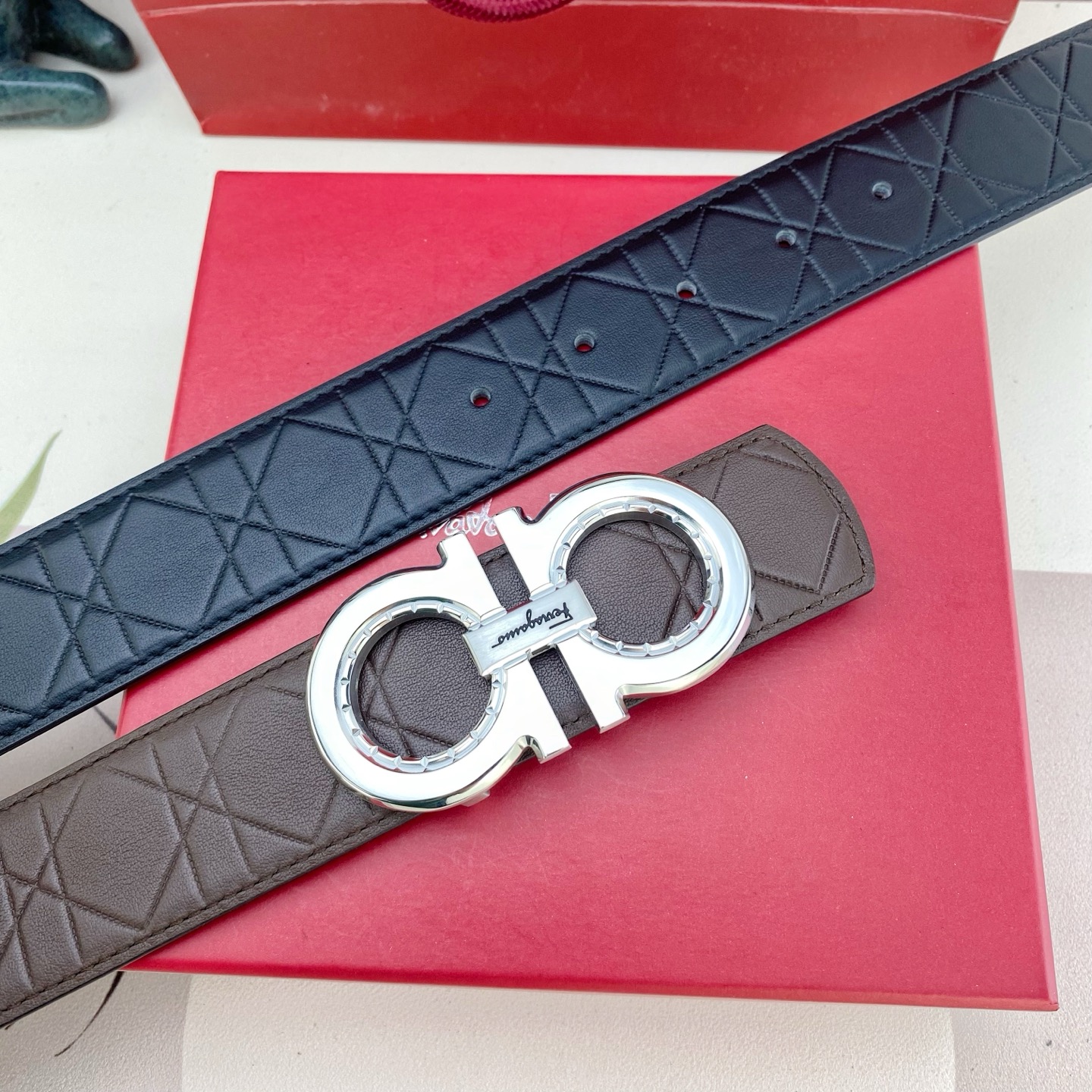 菲拉格慕💕 特种皮腰带系列 ，原厂五金精品不锈钢扣，手感柔软舒适 宽3.8CM。