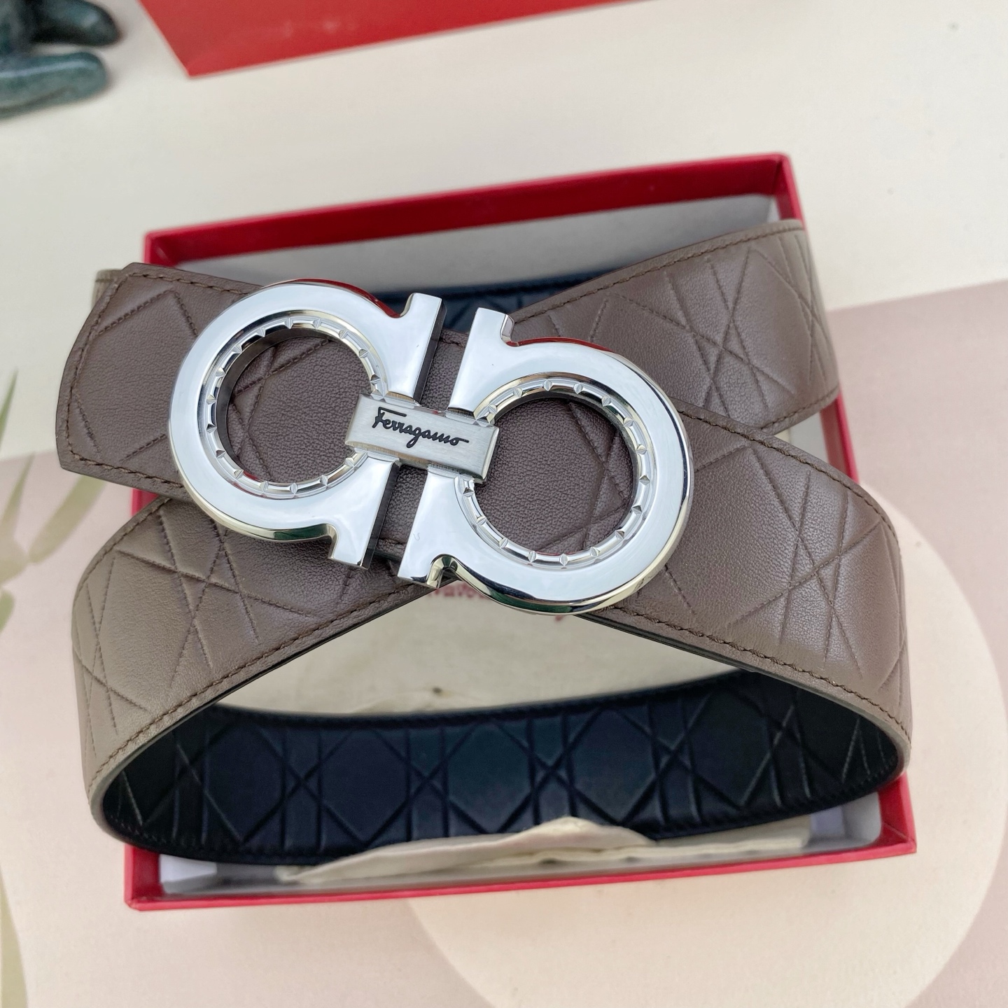 菲拉格慕💕 特种皮腰带系列 ，原厂五金精品不锈钢扣，手感柔软舒适 宽3.8CM。