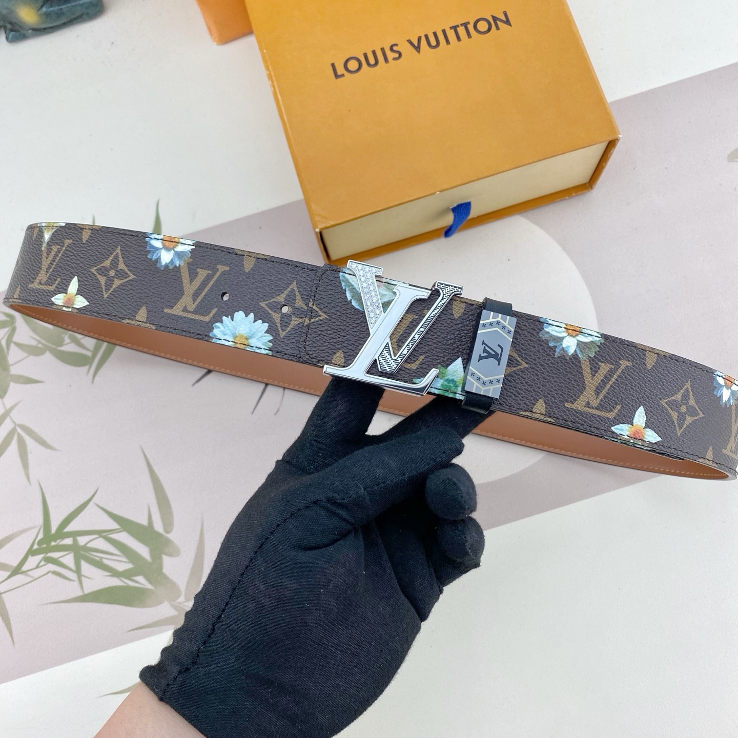 LV💕 特种皮腰带系列 ，原厂五金精品不锈钢钻扣，手感柔软舒适 宽3.8CM。