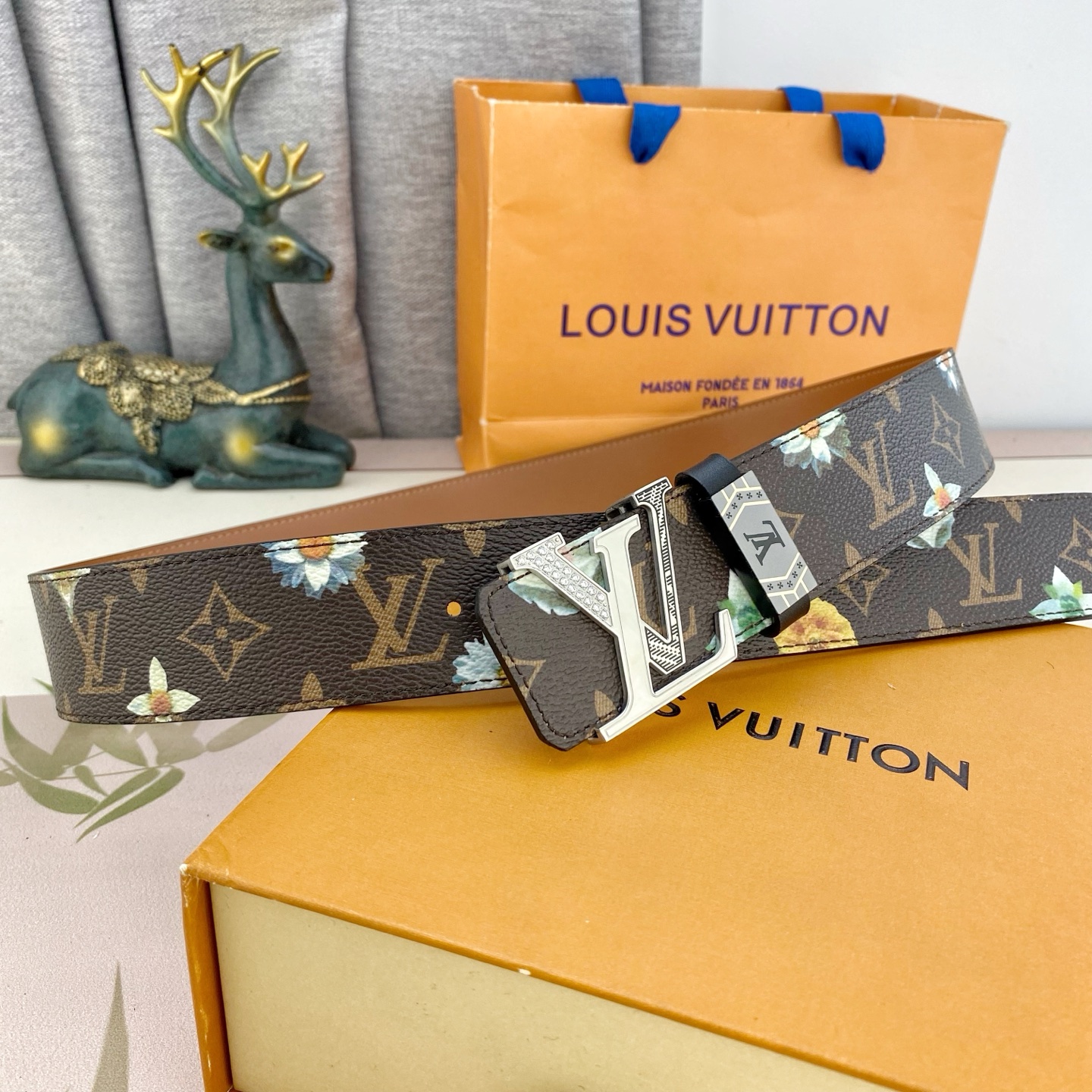 LV💕 特种皮腰带系列 ，原厂五金精品不锈钢钻扣，手感柔软舒适 宽3.8CM。