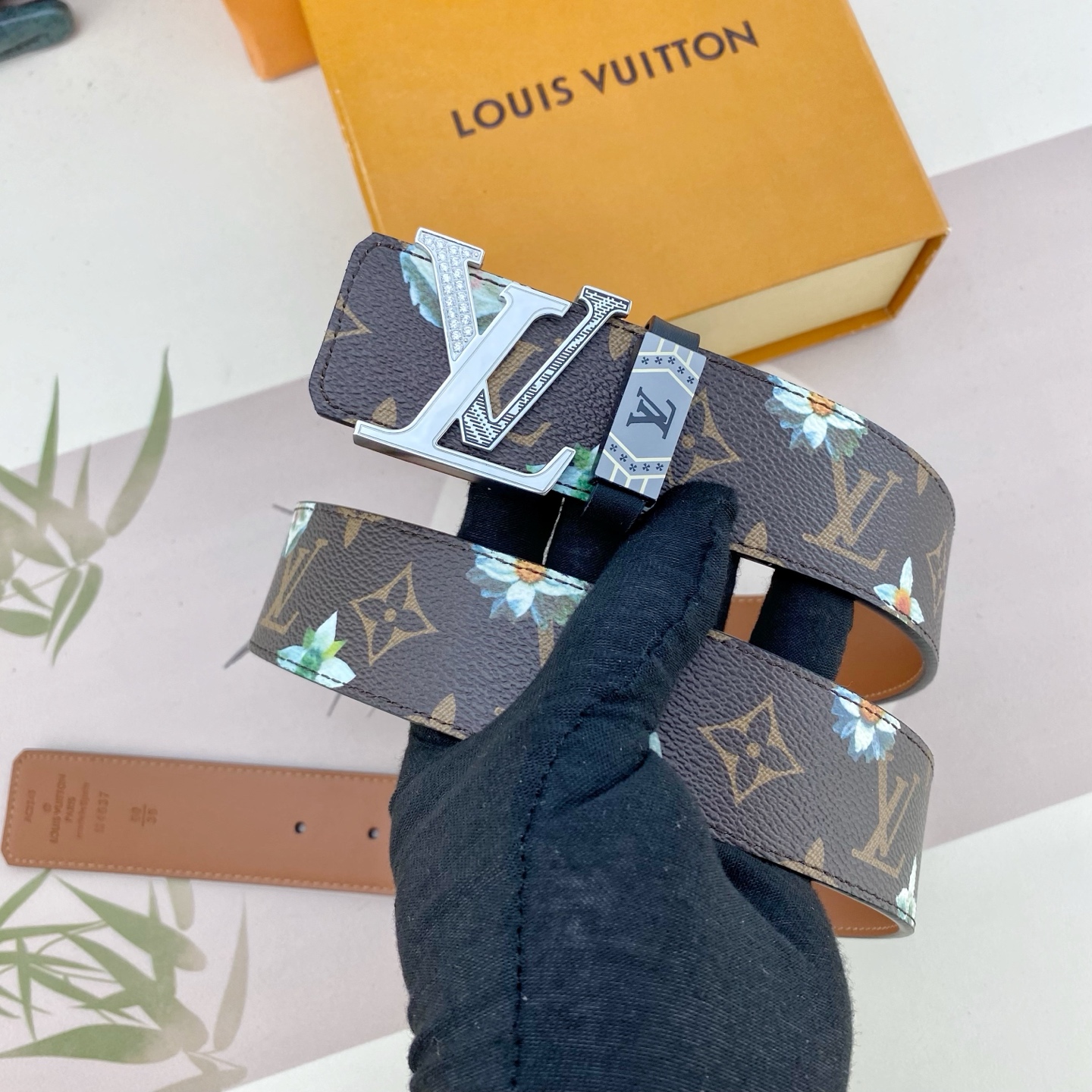 LV💕 特种皮腰带系列 ，原厂五金精品不锈钢钻扣，手感柔软舒适 宽3.8CM。